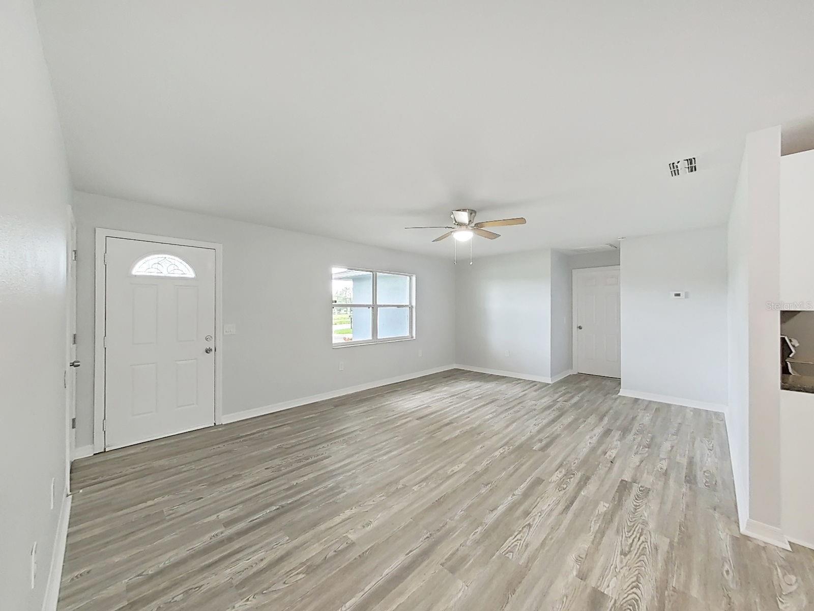 27055 Frampton Ave Property Photo 8