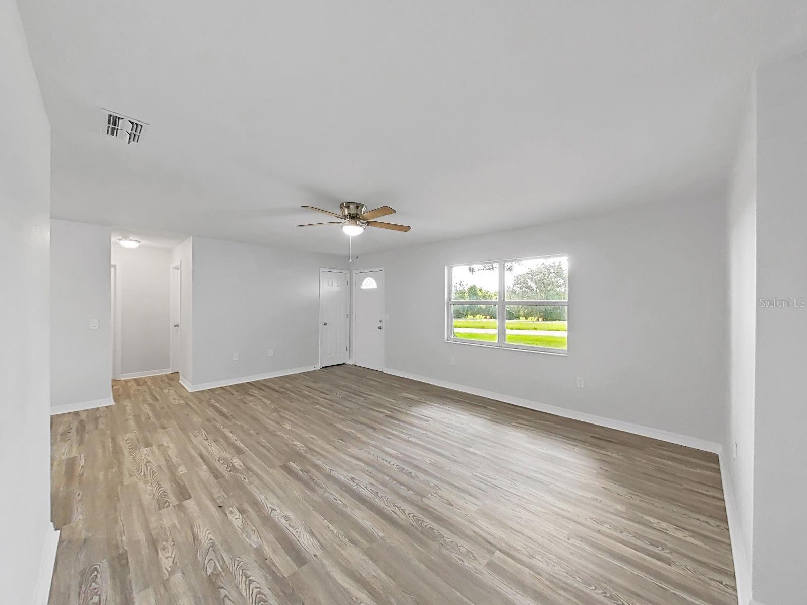 27055 Frampton Ave Property Photo 9