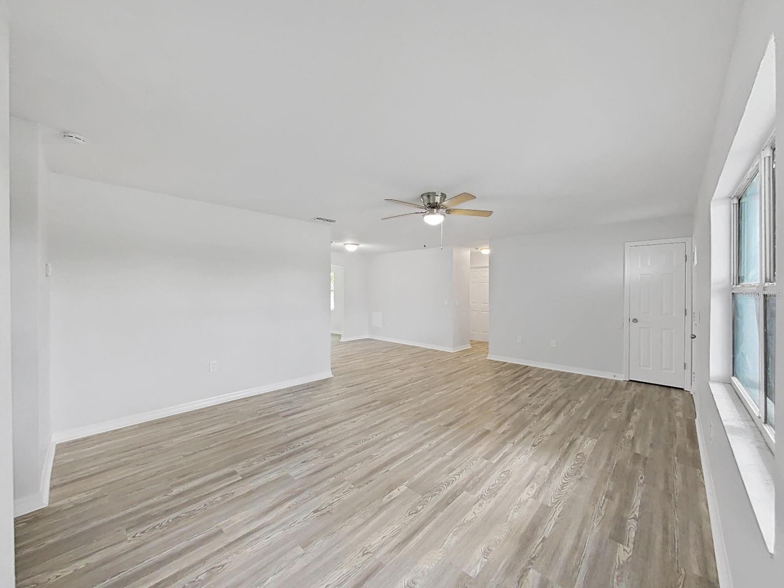 27055 Frampton Ave Property Photo 10