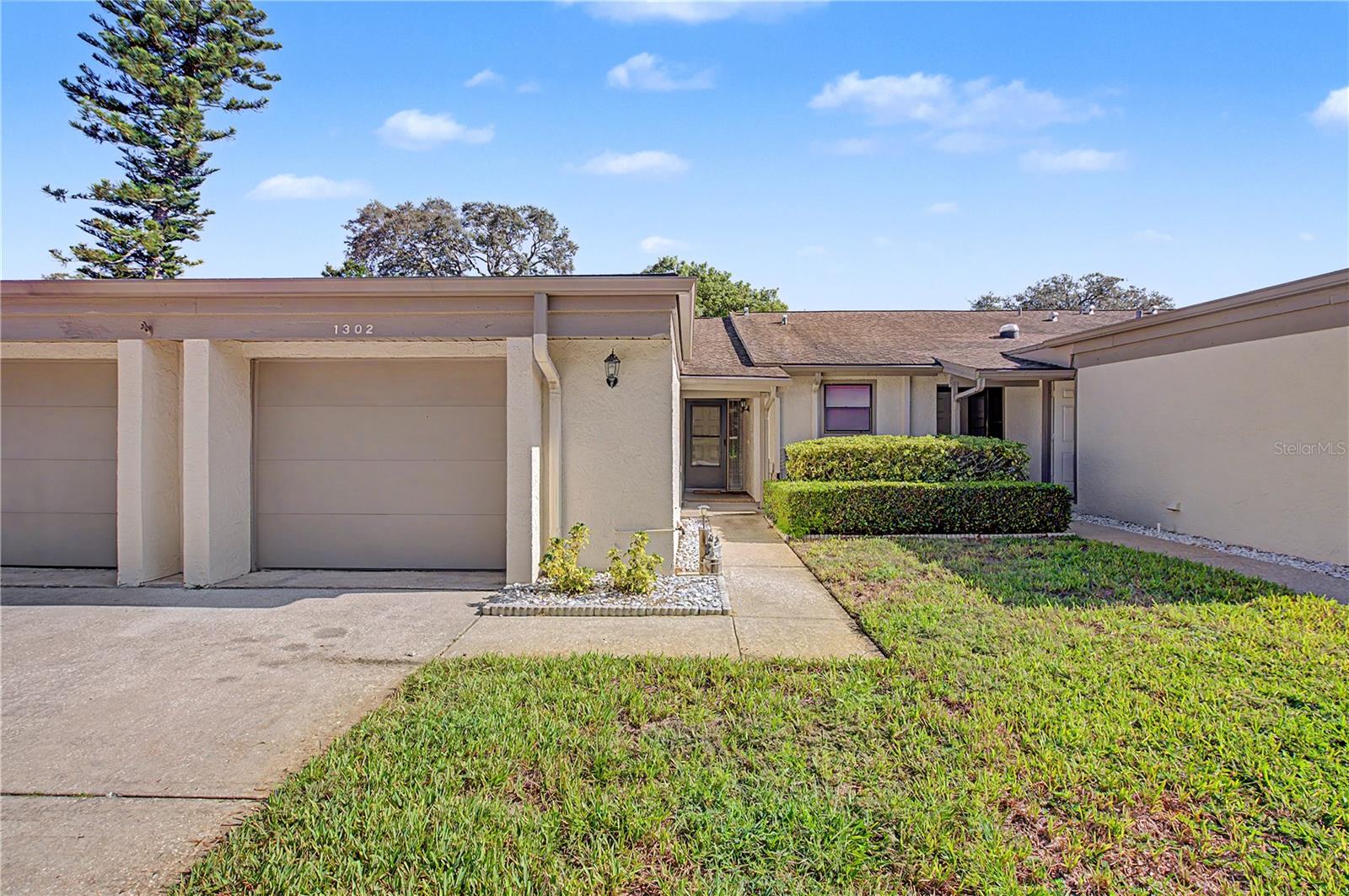 1302 GOLFVIEW DR Property Photo 1