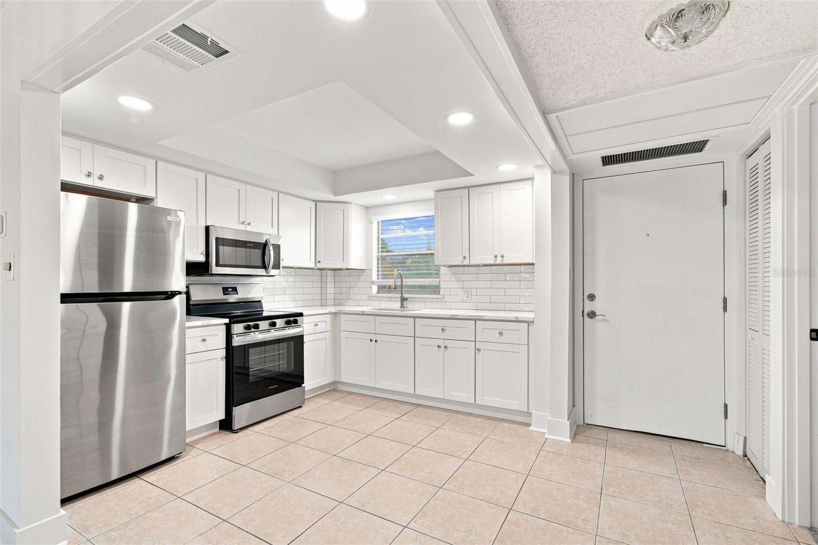 4650 Cove Cir #104 Property Photo 2