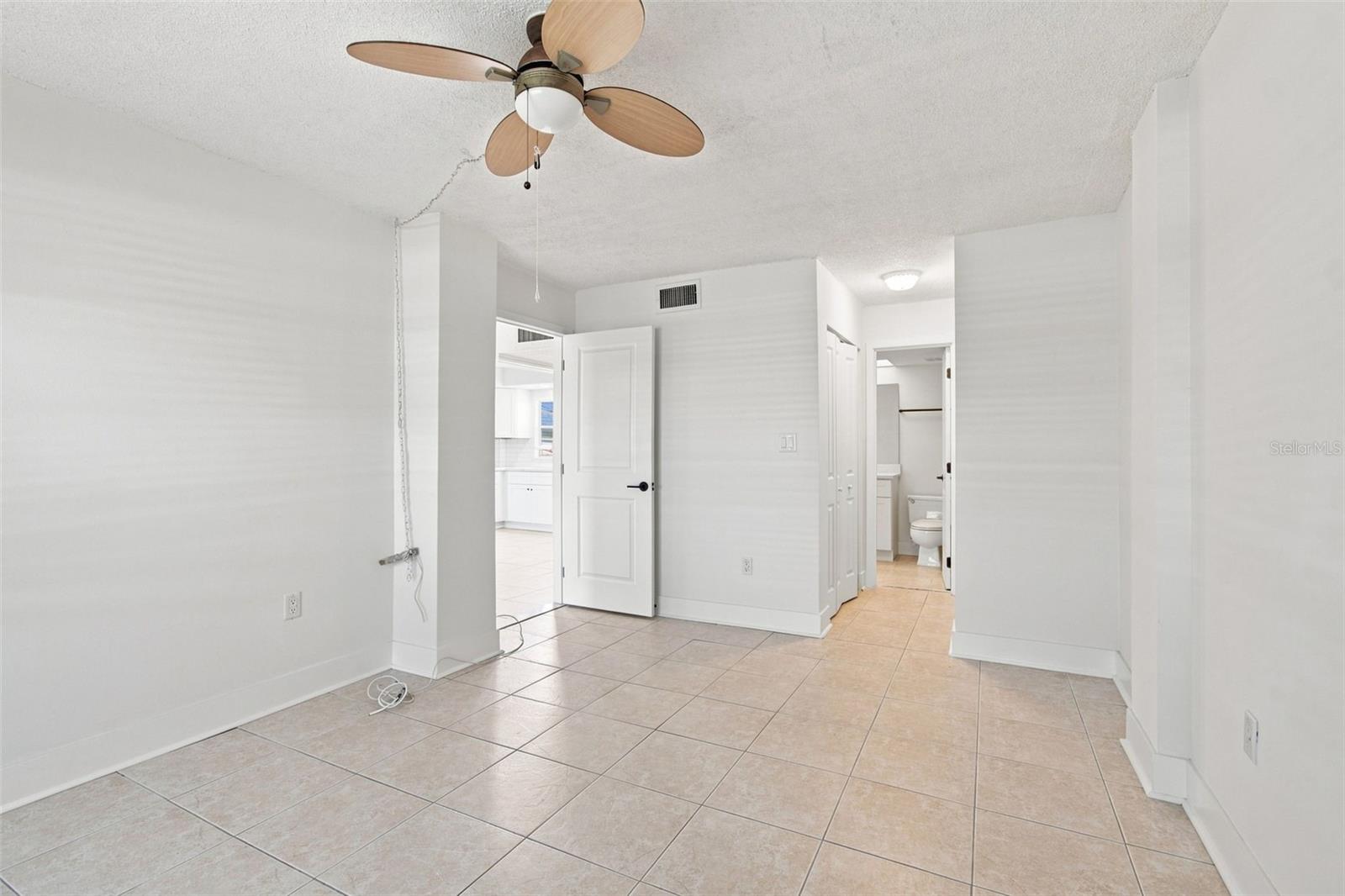 4650 Cove Cir #104 Property Photo 15