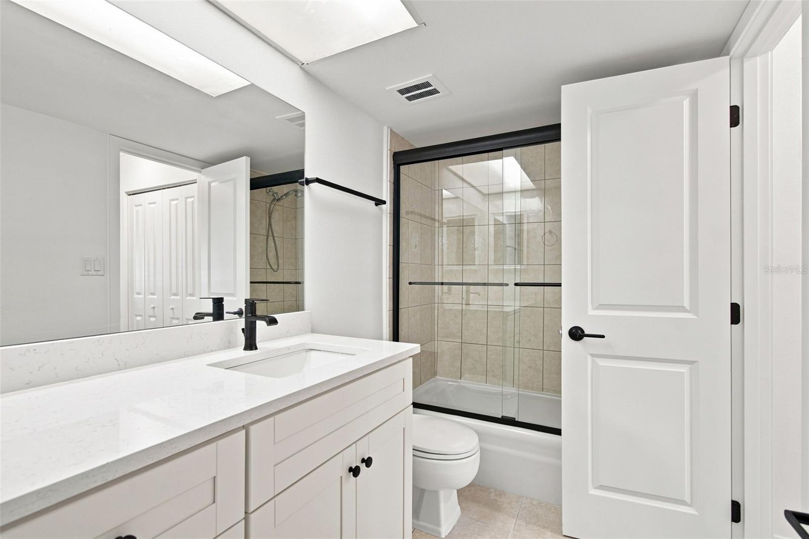 4650 Cove Cir #104 Property Photo 17