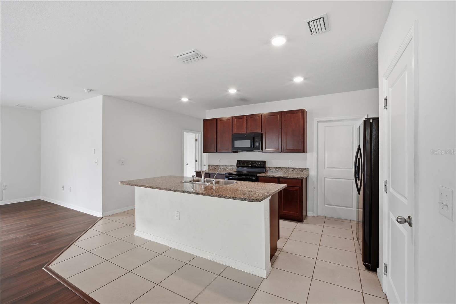 11154 Leland Groves Dr Property Photo 6