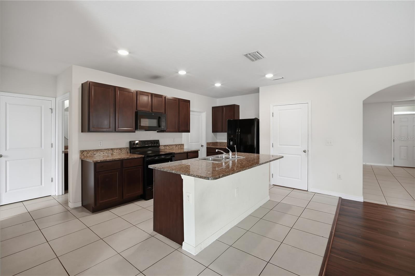 11154 Leland Groves Dr Property Photo 7