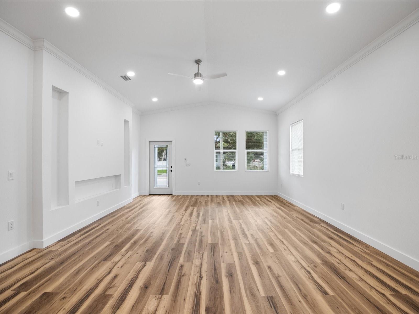 611 Elm St Property Photo 5
