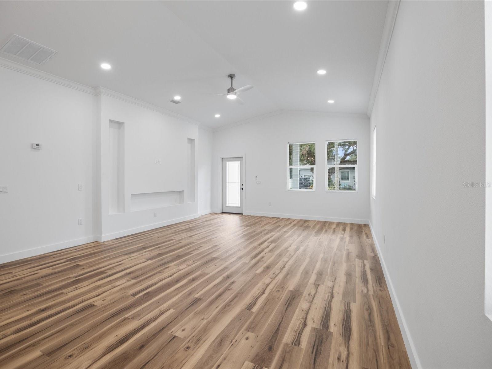 611 Elm St Property Photo 6
