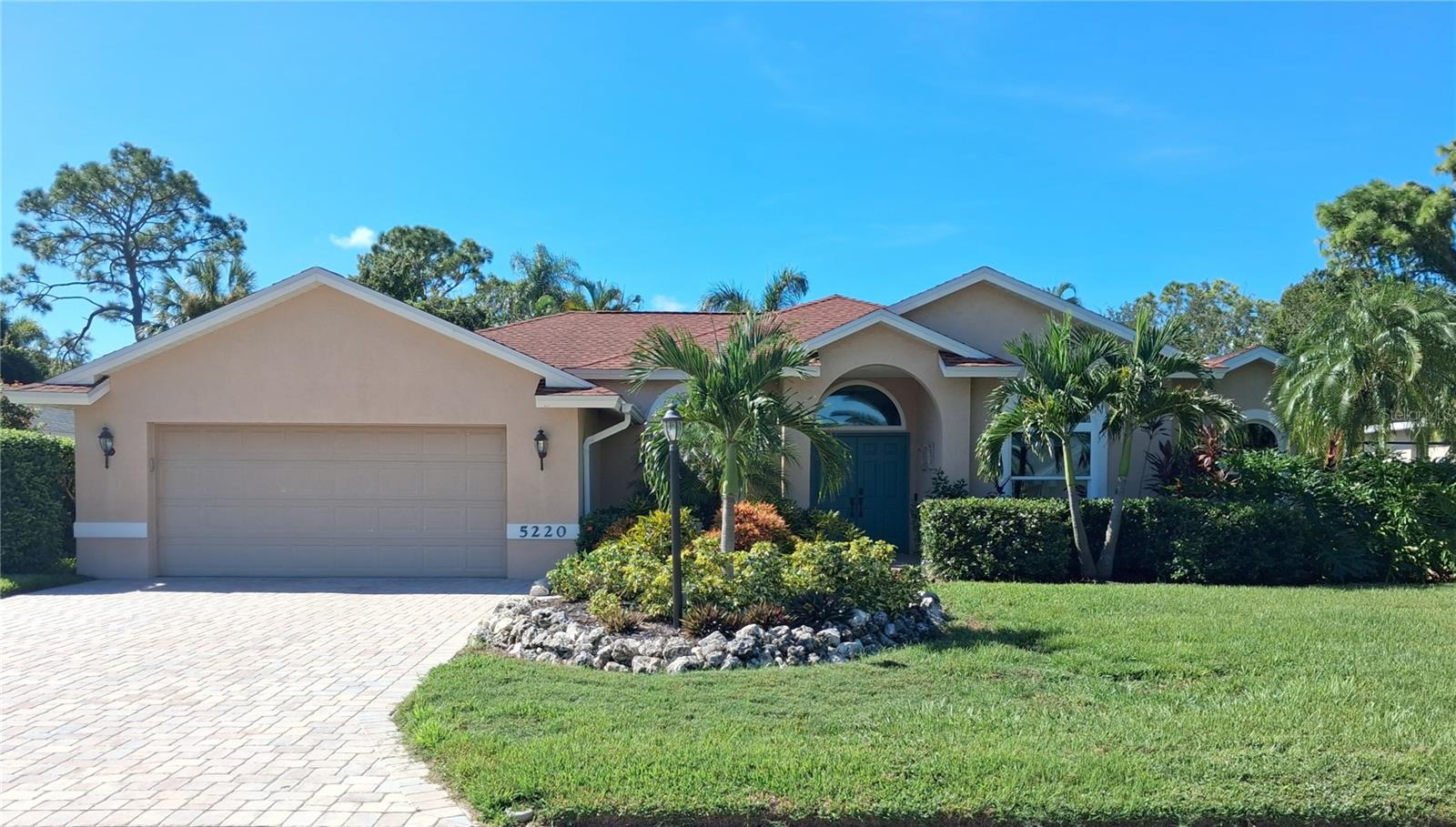 5220 SUNNYDALE CIR S Property Photo 1