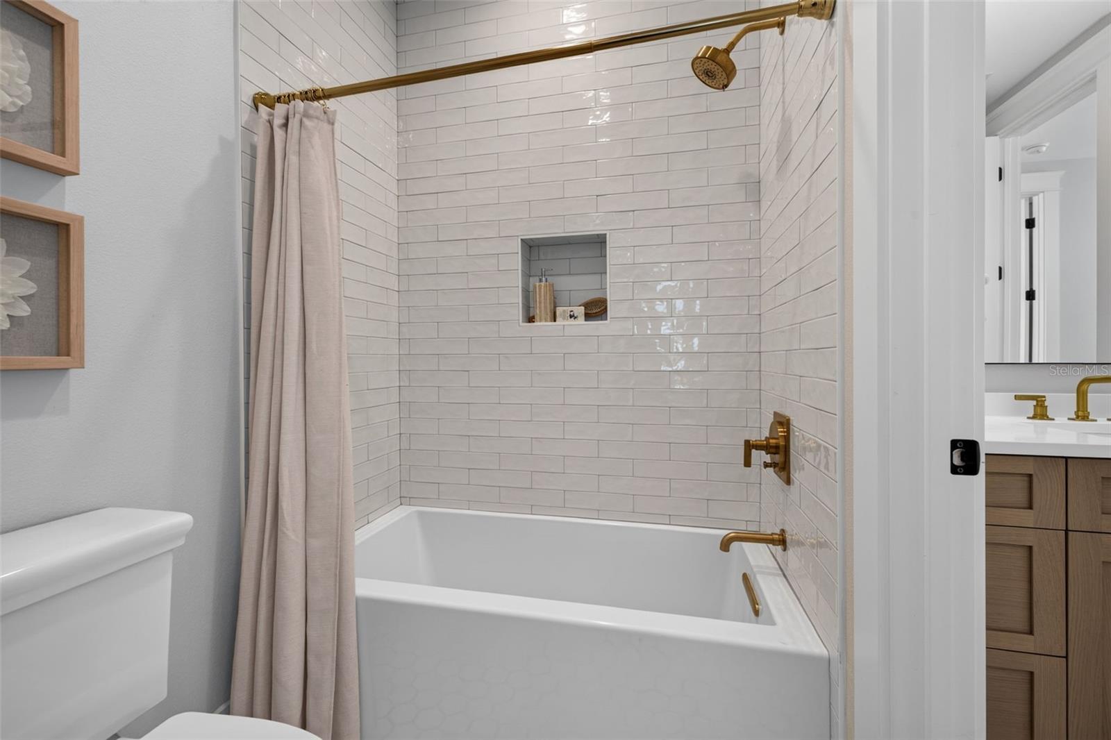2525 Dartmouth Ave N Property Photo 44
