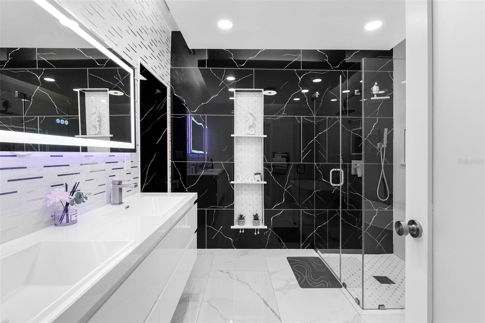 5610 Sheer Bliss Loop Property Photo 20