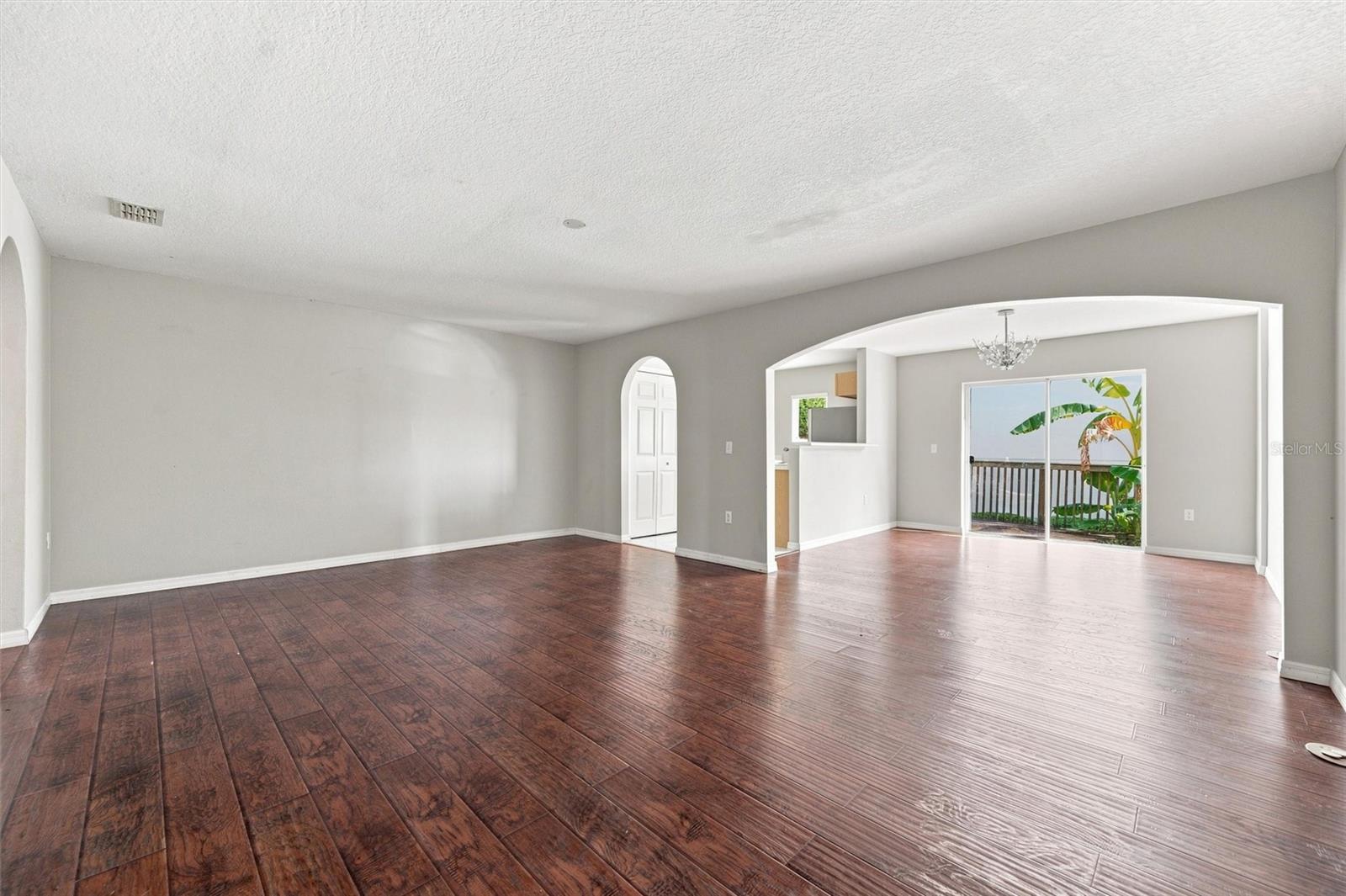 3805 Exeter Ln Property Photo 8