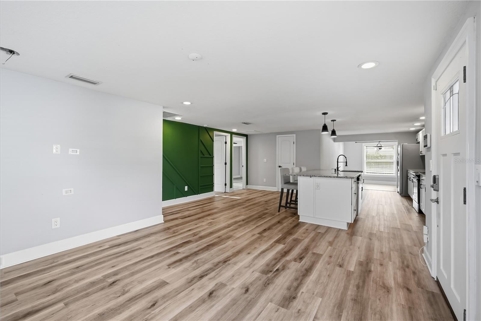 2707 W Kenmore Ave Property Photo 6
