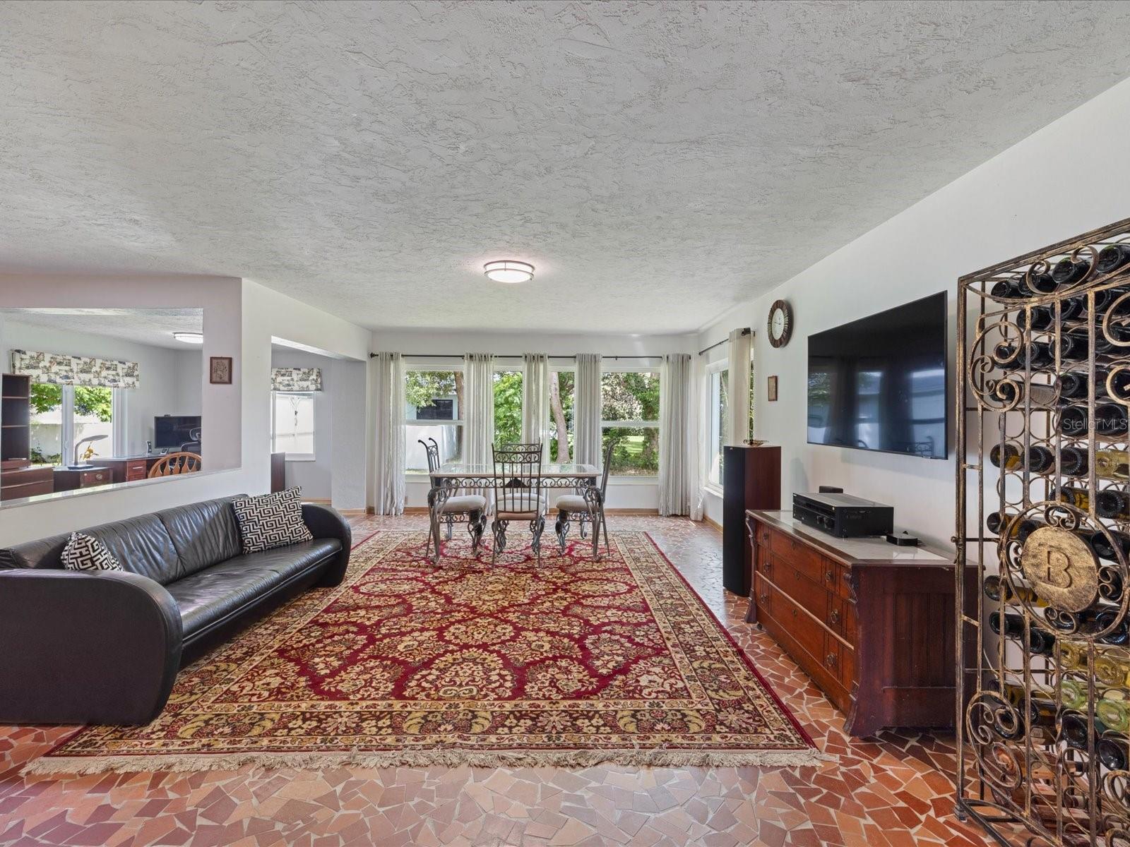 2100 Mckinley St Property Photo 10