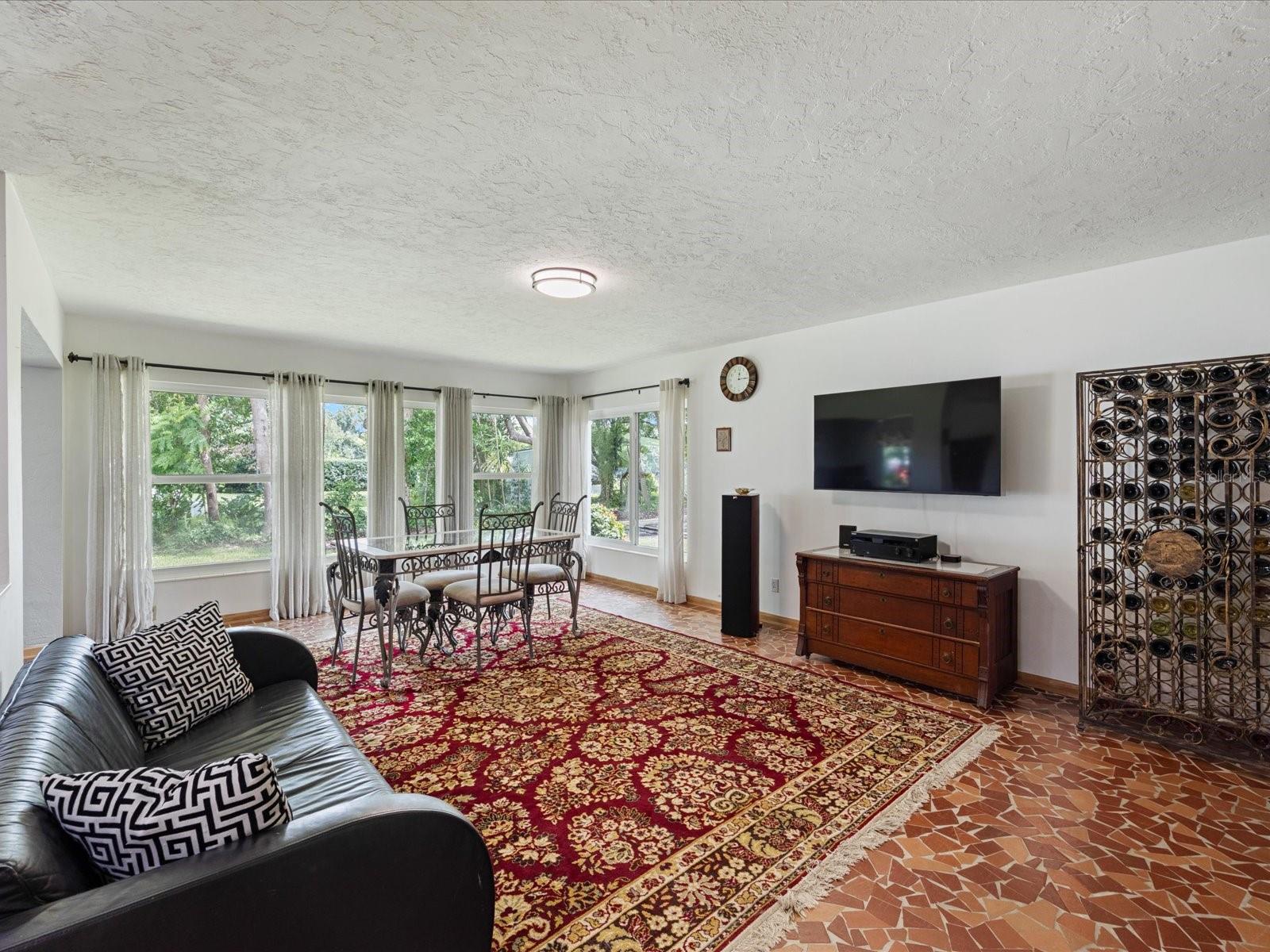 2100 Mckinley St Property Photo 11