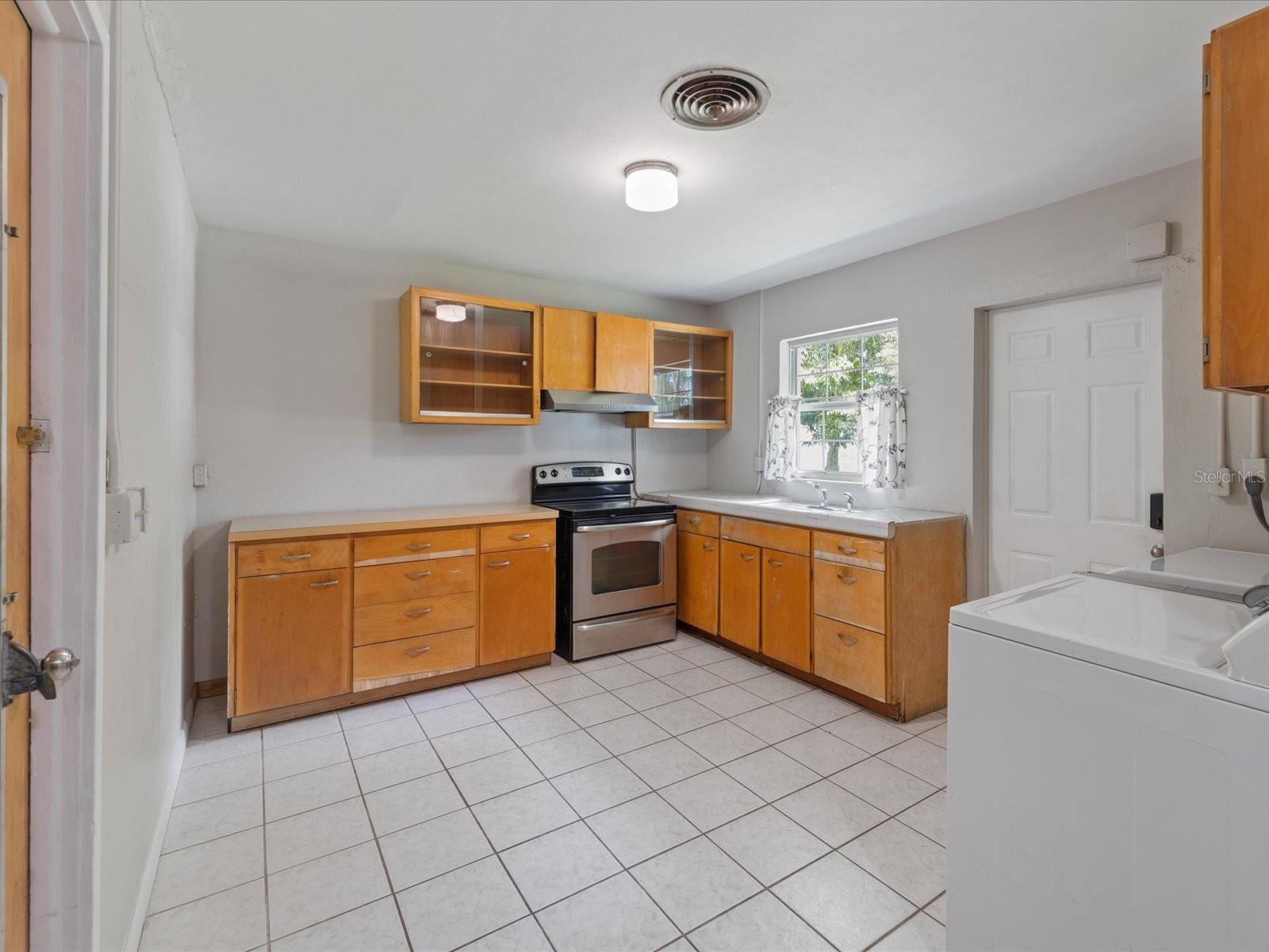 2100 Mckinley St Property Photo 25