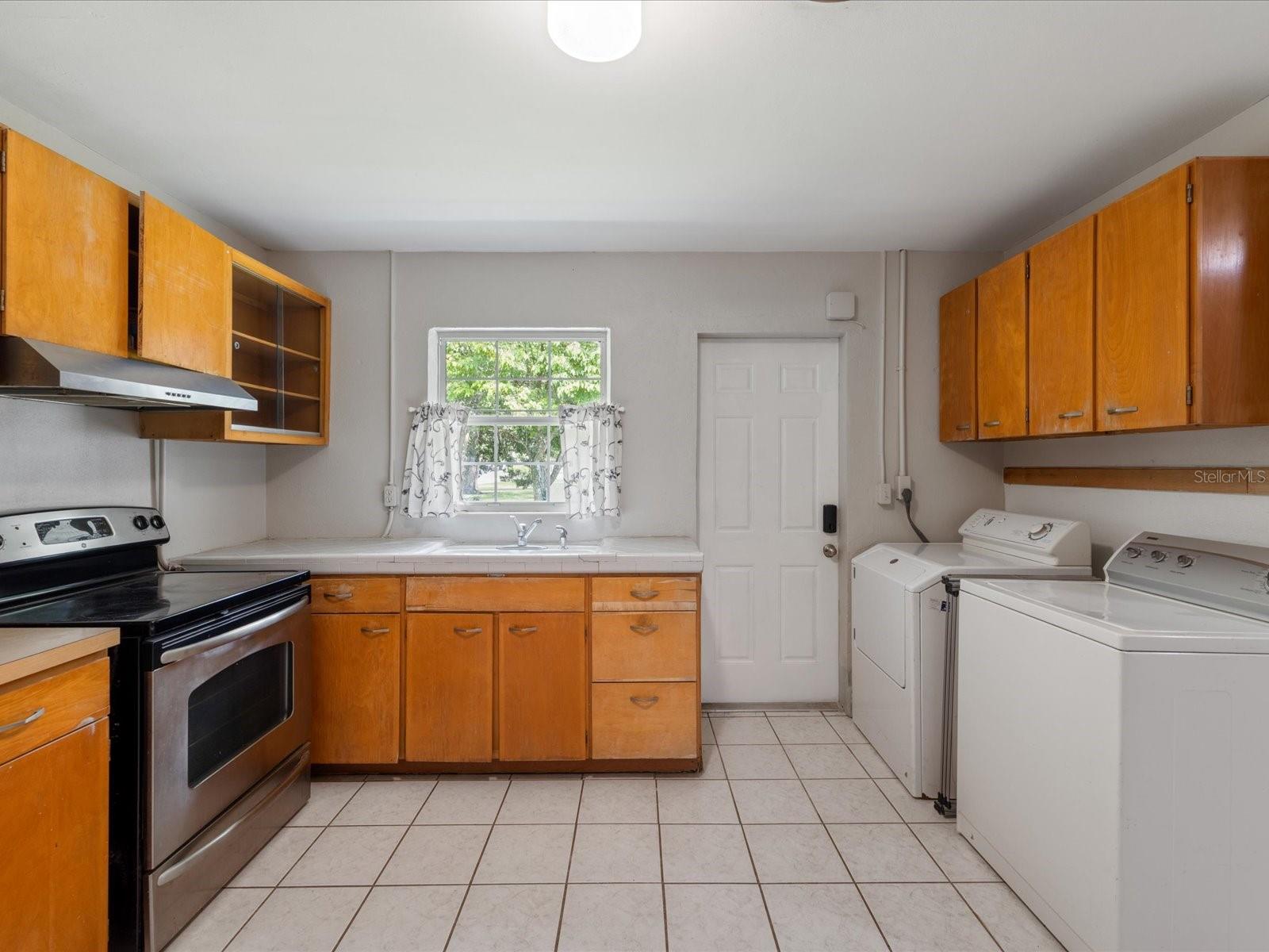 2100 Mckinley St Property Photo 26