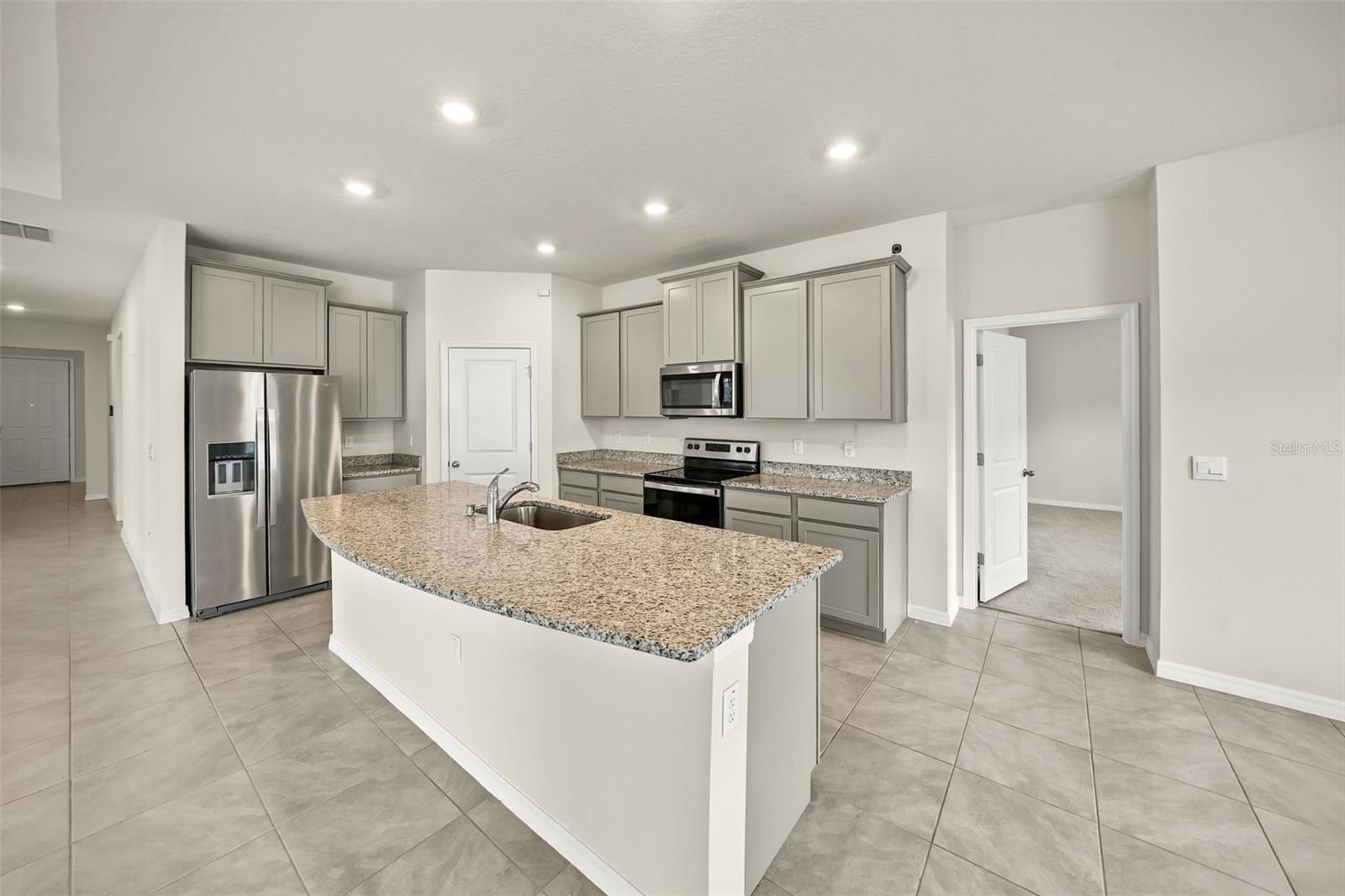 12401 Shining Willow St Property Photo 4