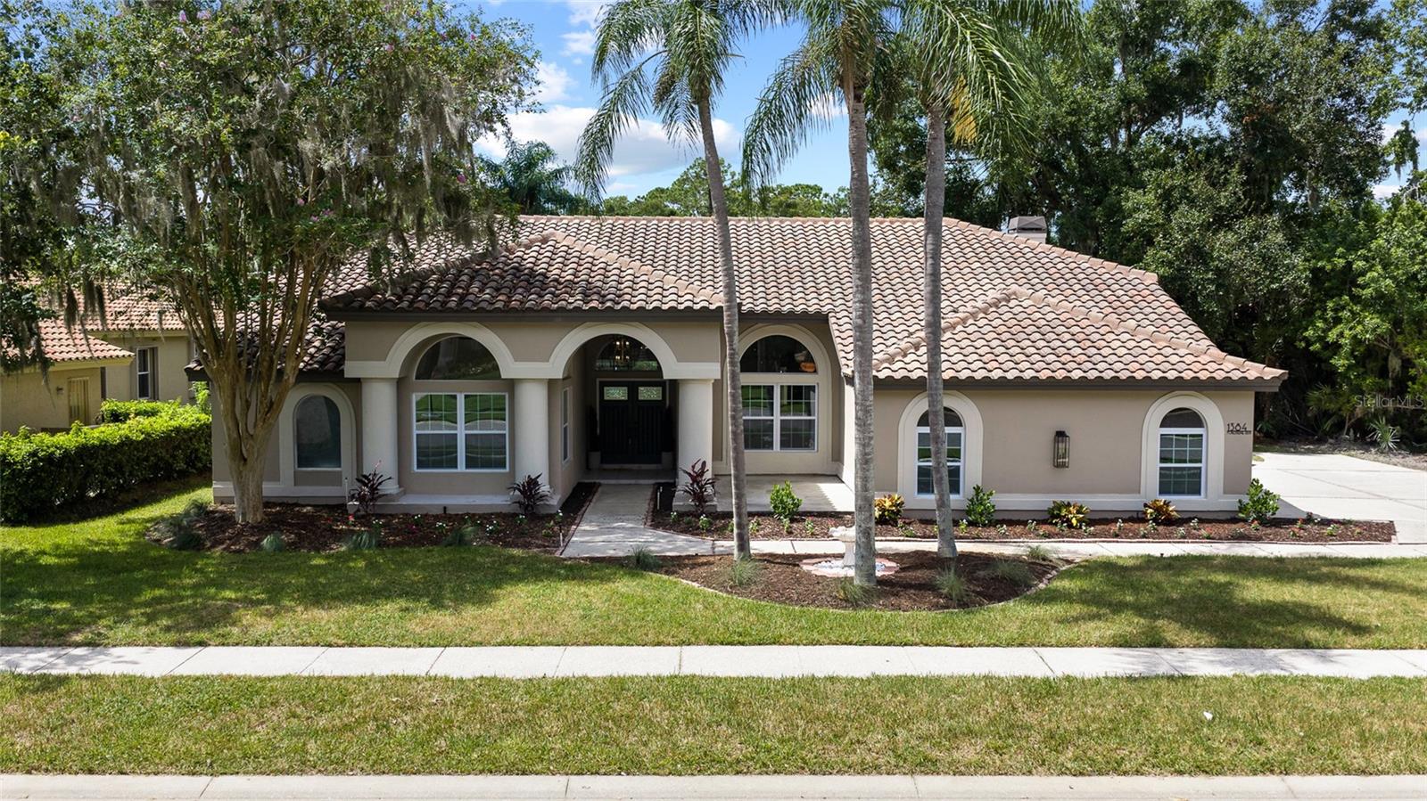1384 Forestedge Blvd Property Photo 2