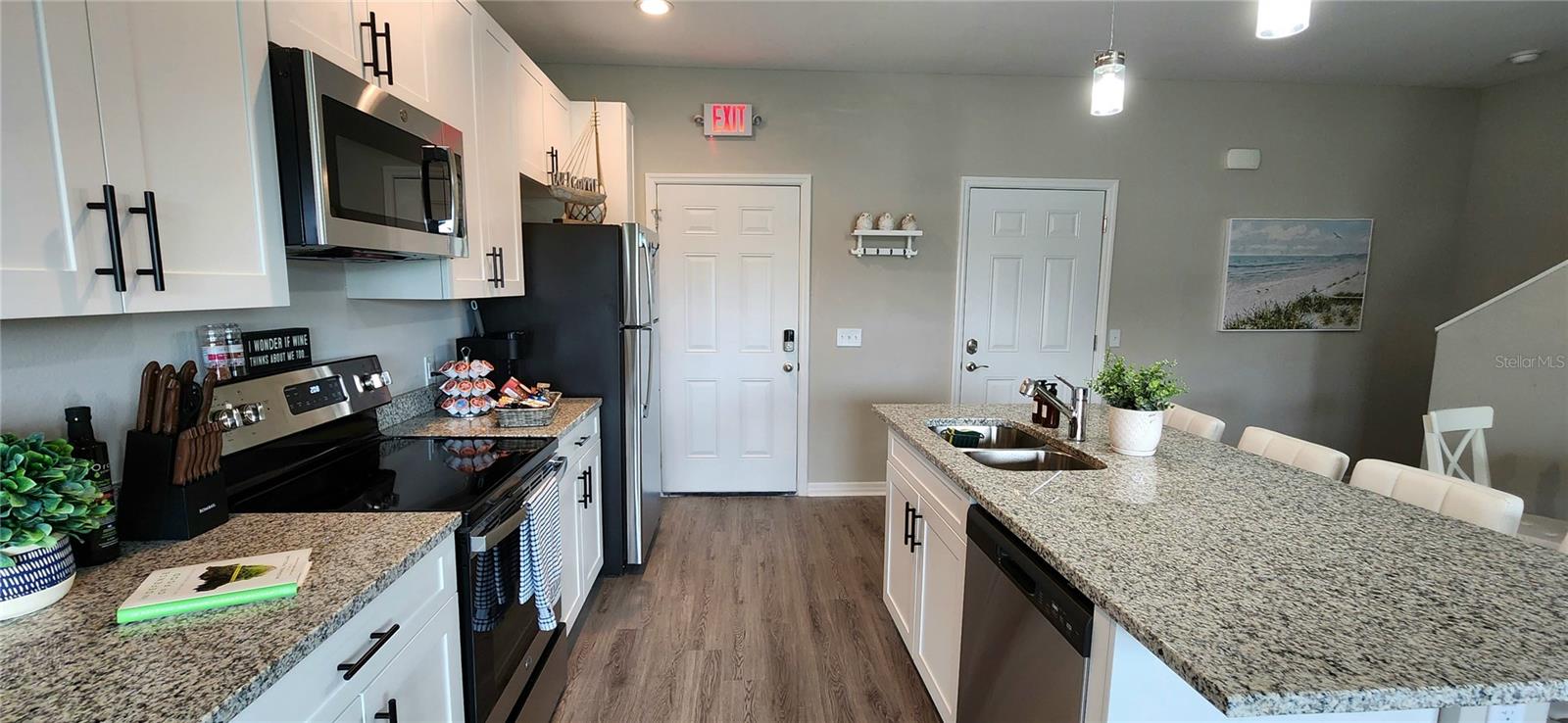 2053 Silverstone Cir Property Photo 17