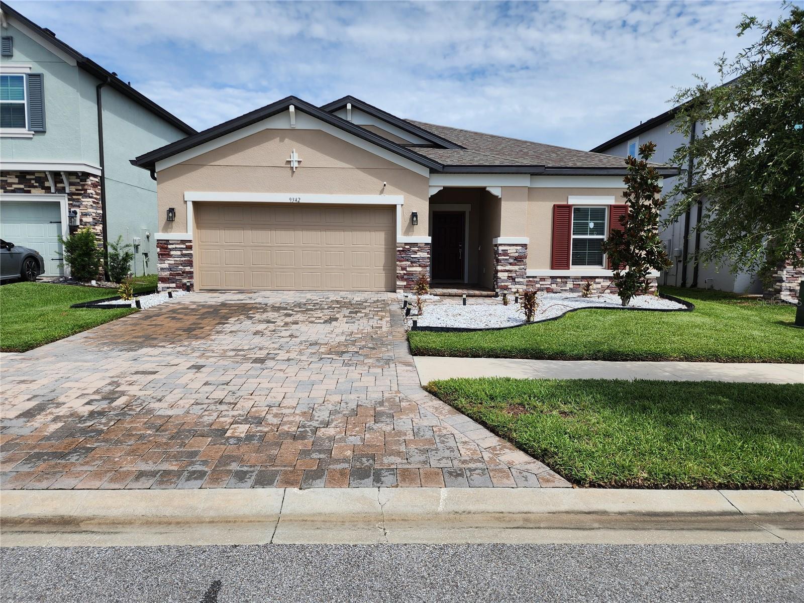 9342 Crescent Ray Dr Property Photo 3