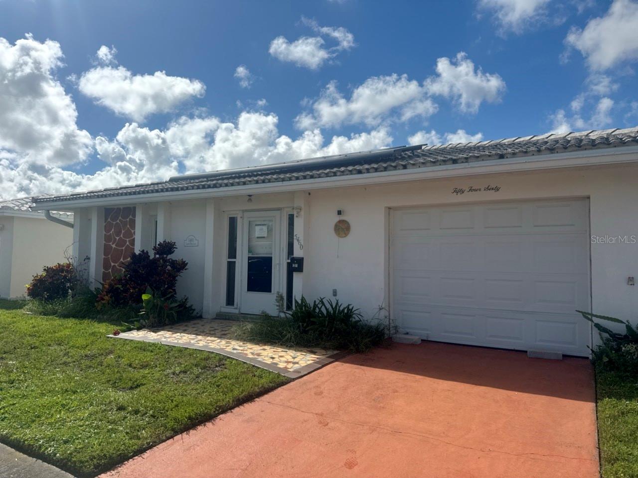 5460 Lemon Tree Ln N Property Photo 1