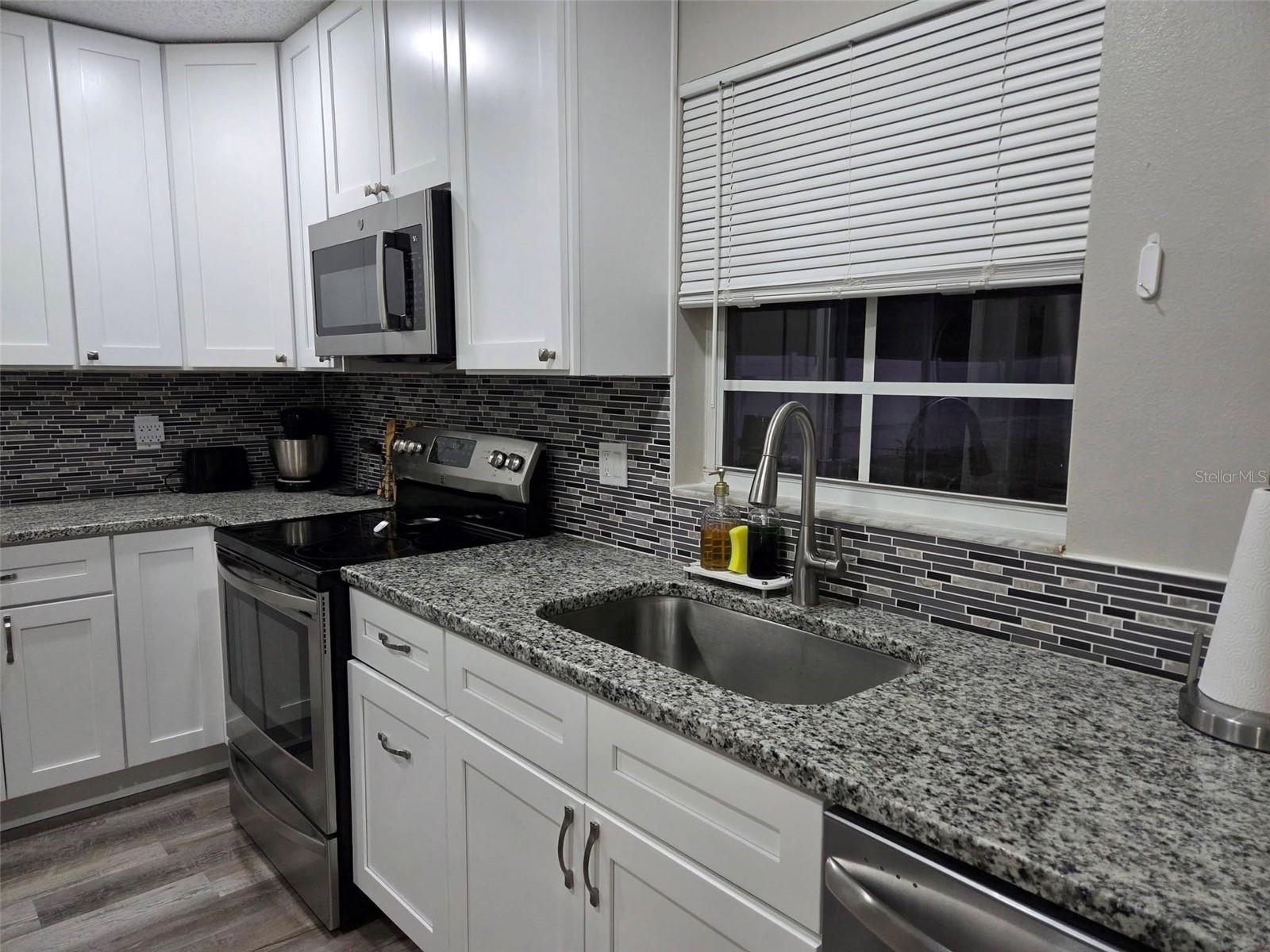 8024 Candlewoode Dr Property Photo 3
