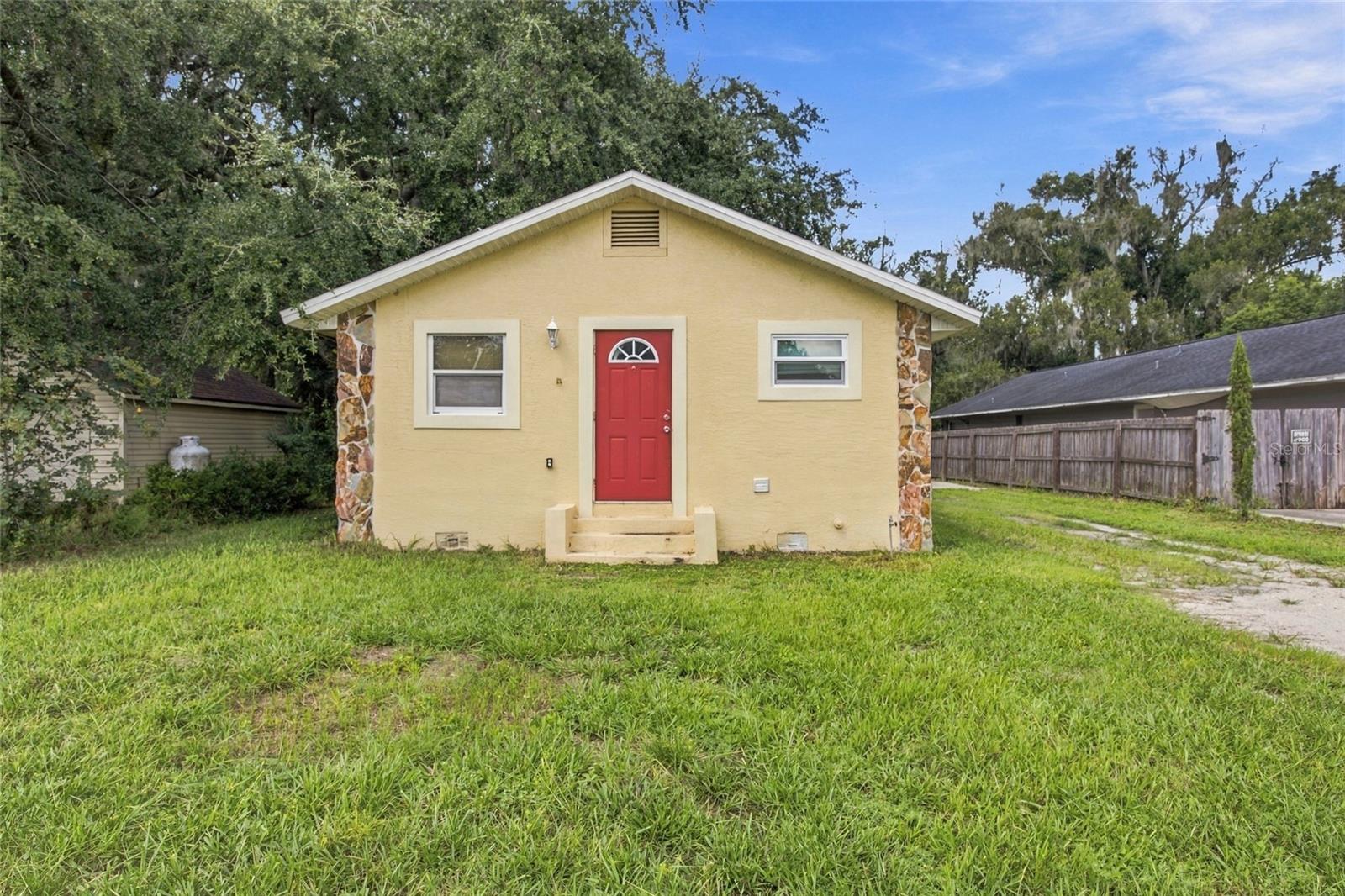 1109 N Gordon St Property Photo 3