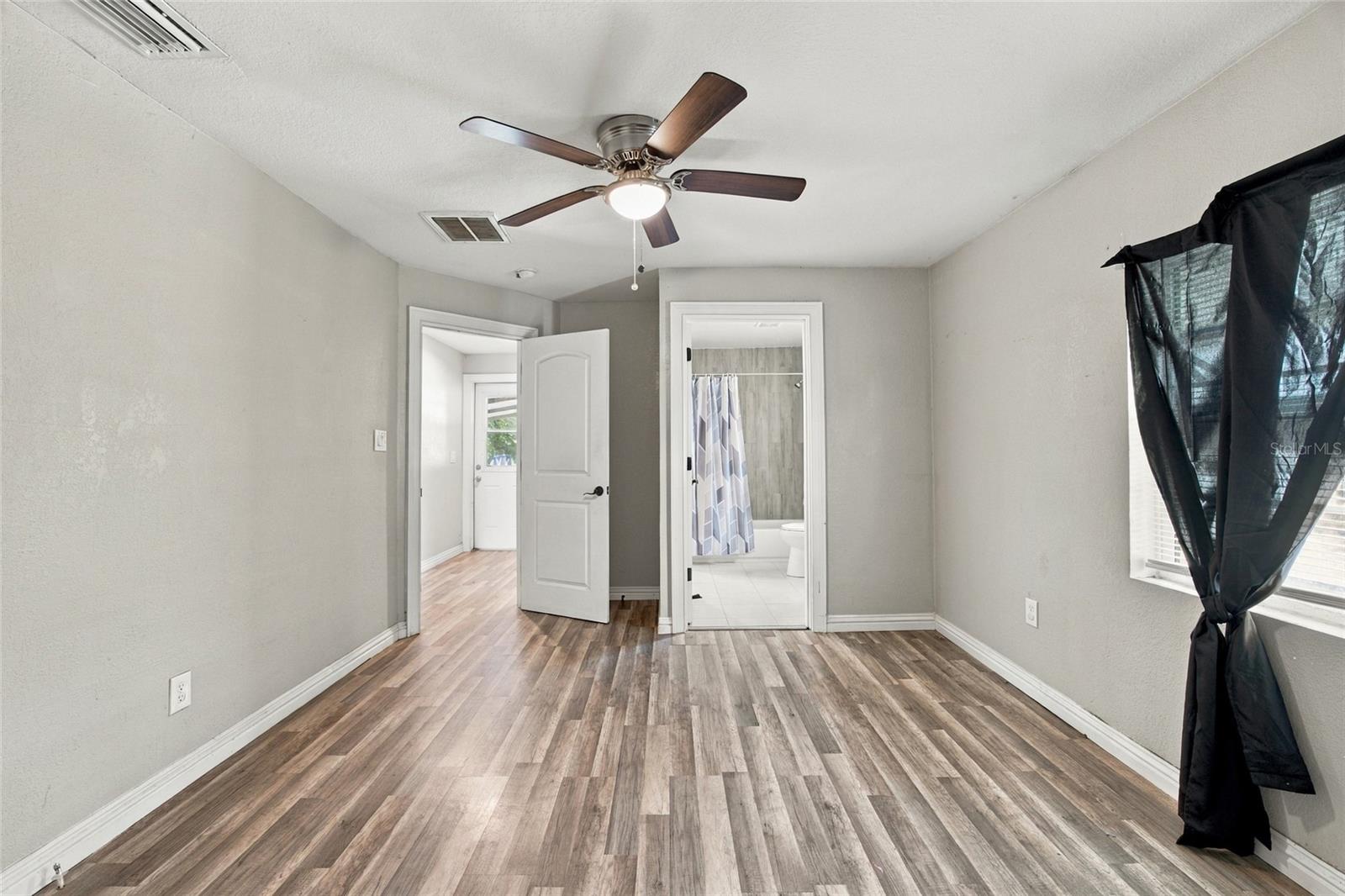 1109 N Gordon St Property Photo 14
