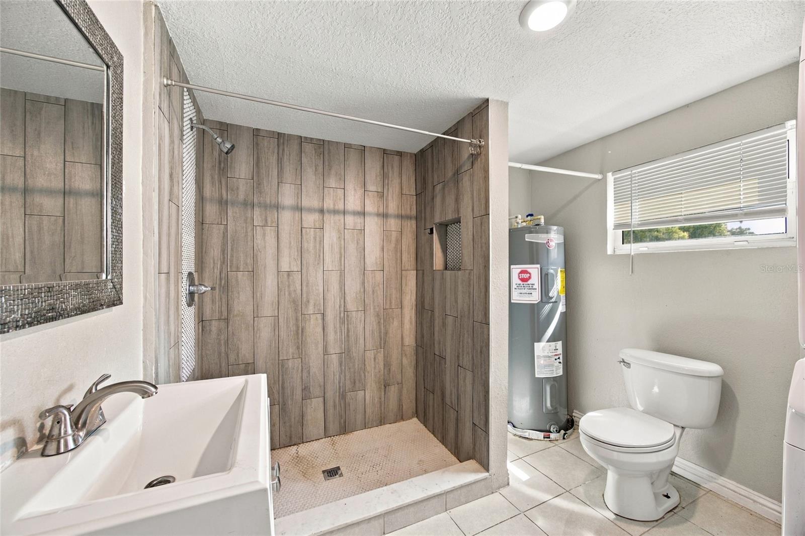 1109 N Gordon St Property Photo 23