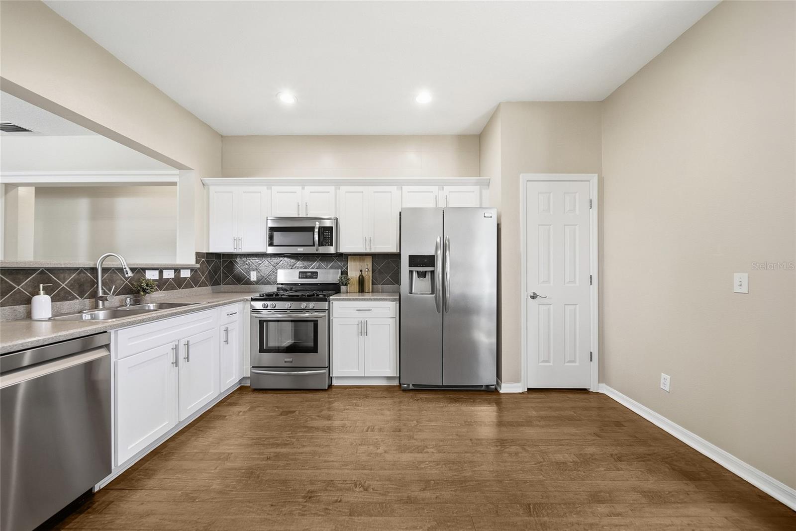 2306 Spring Hollow Loop Property Photo 3