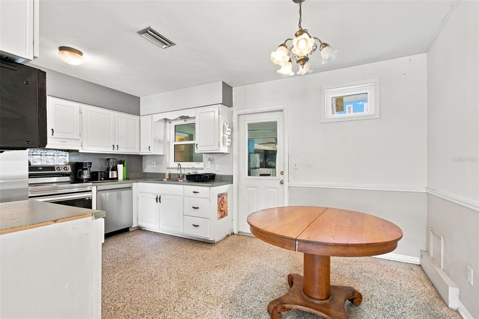 1604 1st St Property Photo 7