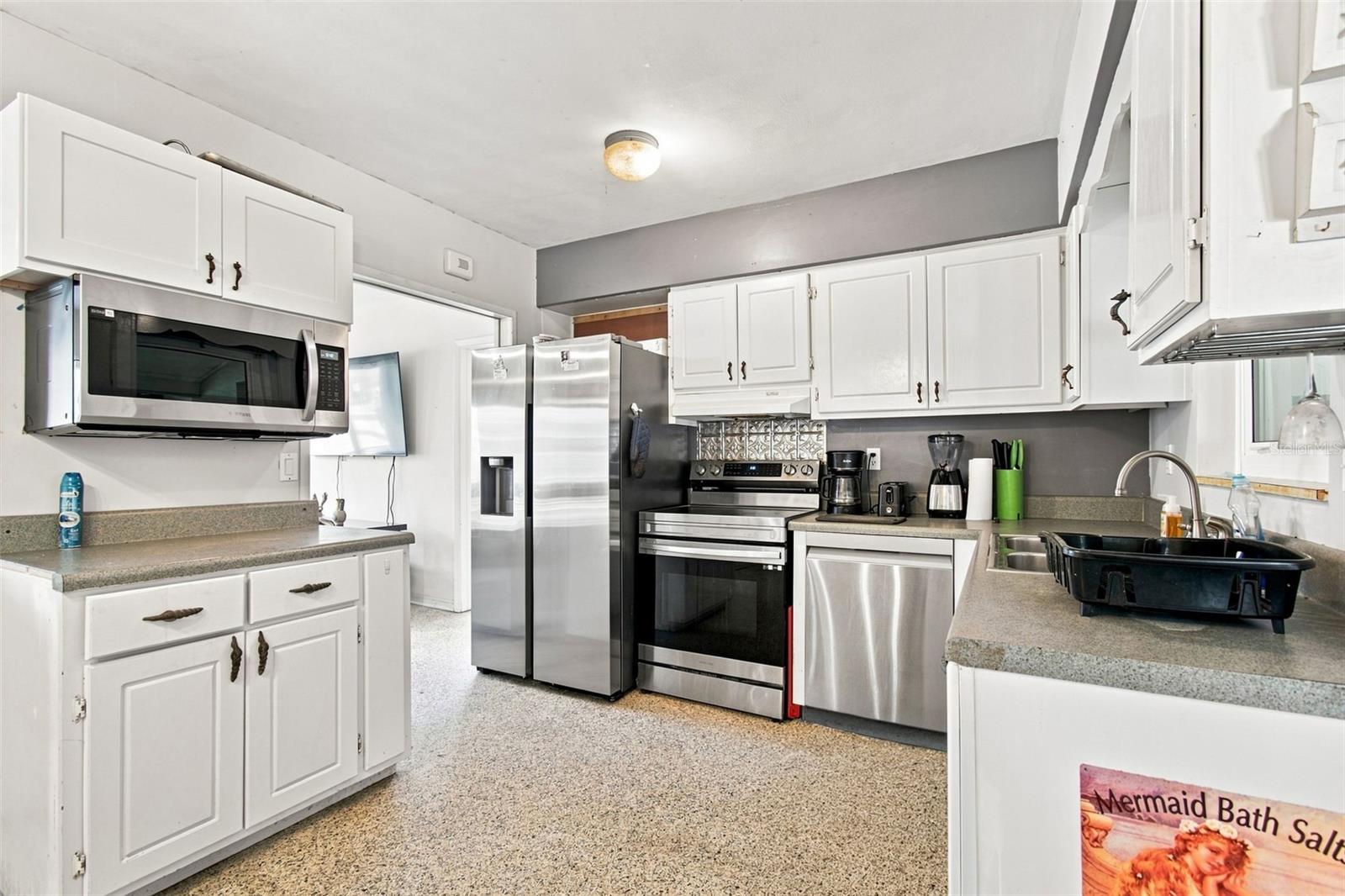 1604 1st St Property Photo 8