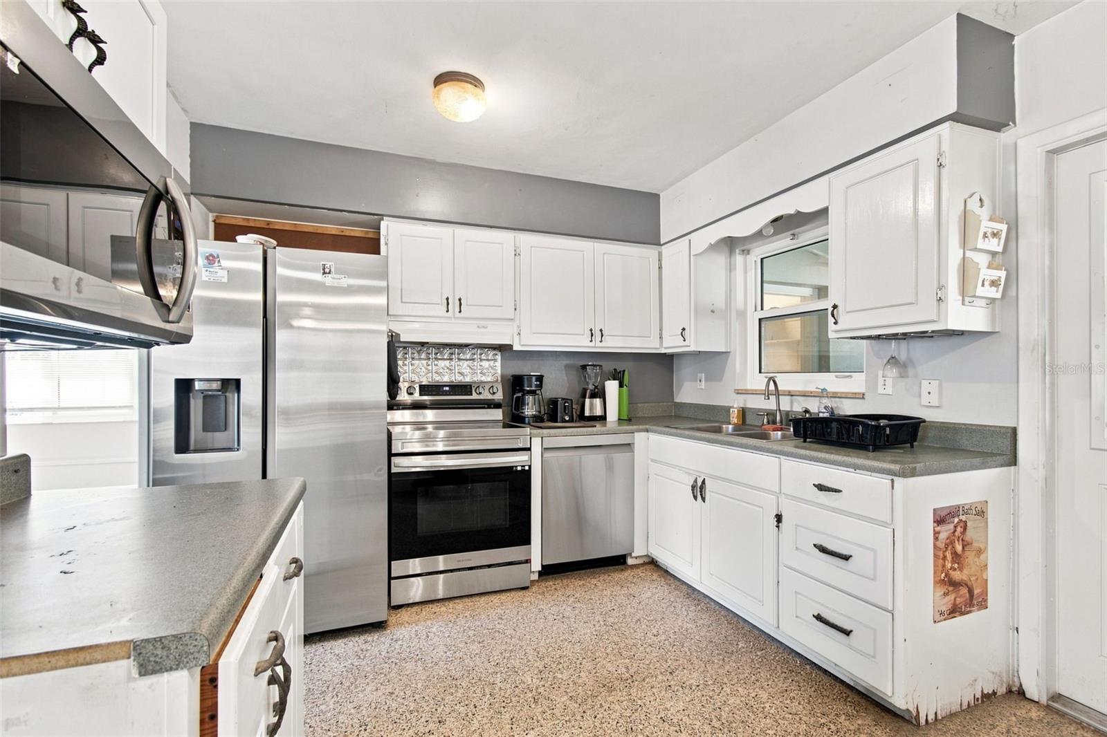 1604 1st St Property Photo 9