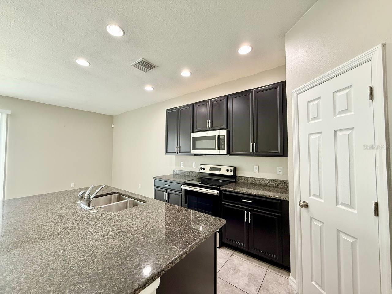 7123 Summer Holly Pl Property Photo 4
