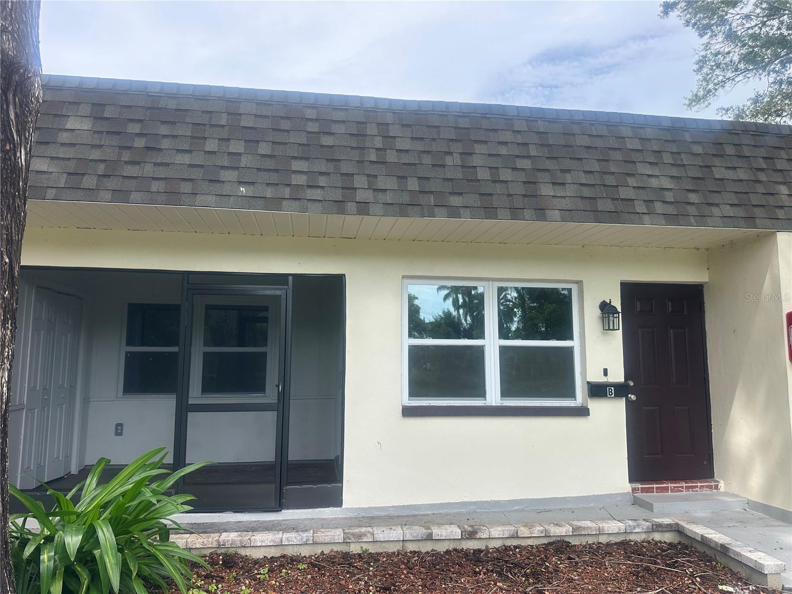 558 CLEARWATER LARGO RD N #b Property Photo 1