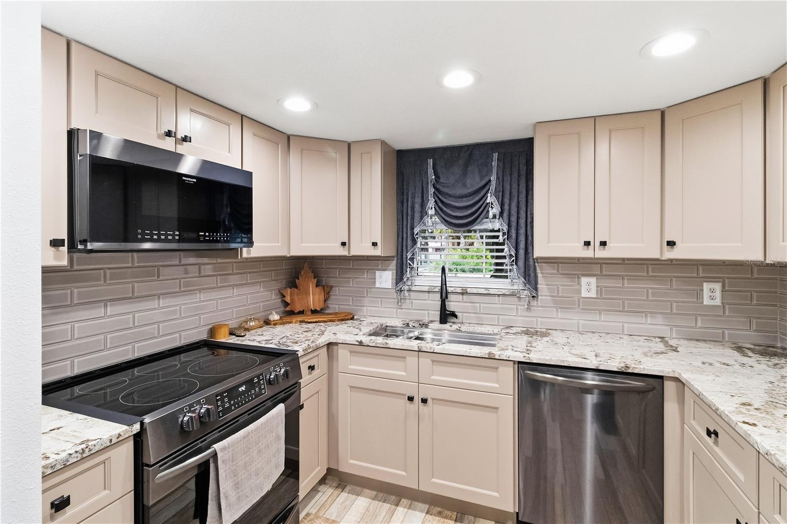 704 Oakgrove Dr #226d Property Photo 2
