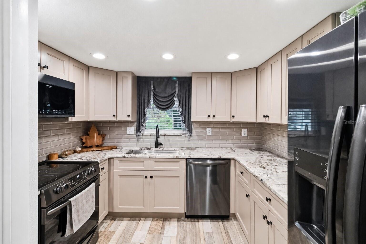 704 Oakgrove Dr #226d Property Photo 3