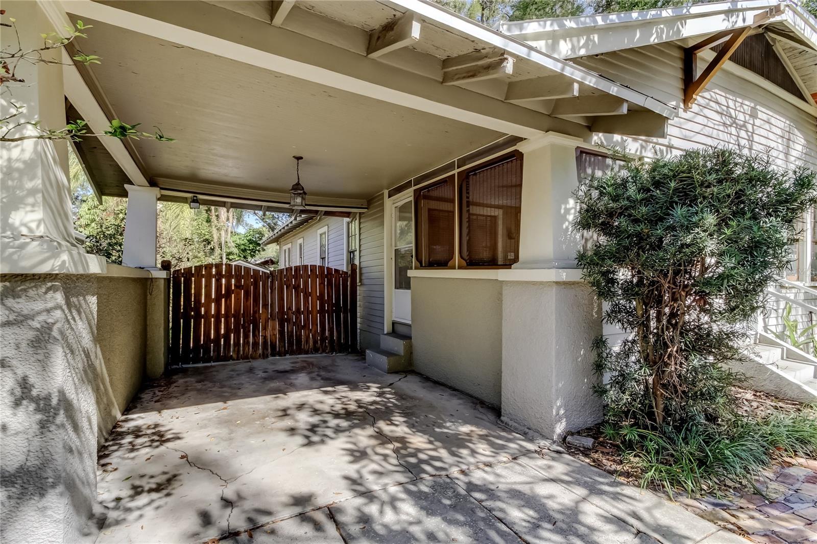1004 E Crenshaw St Property Photo 2