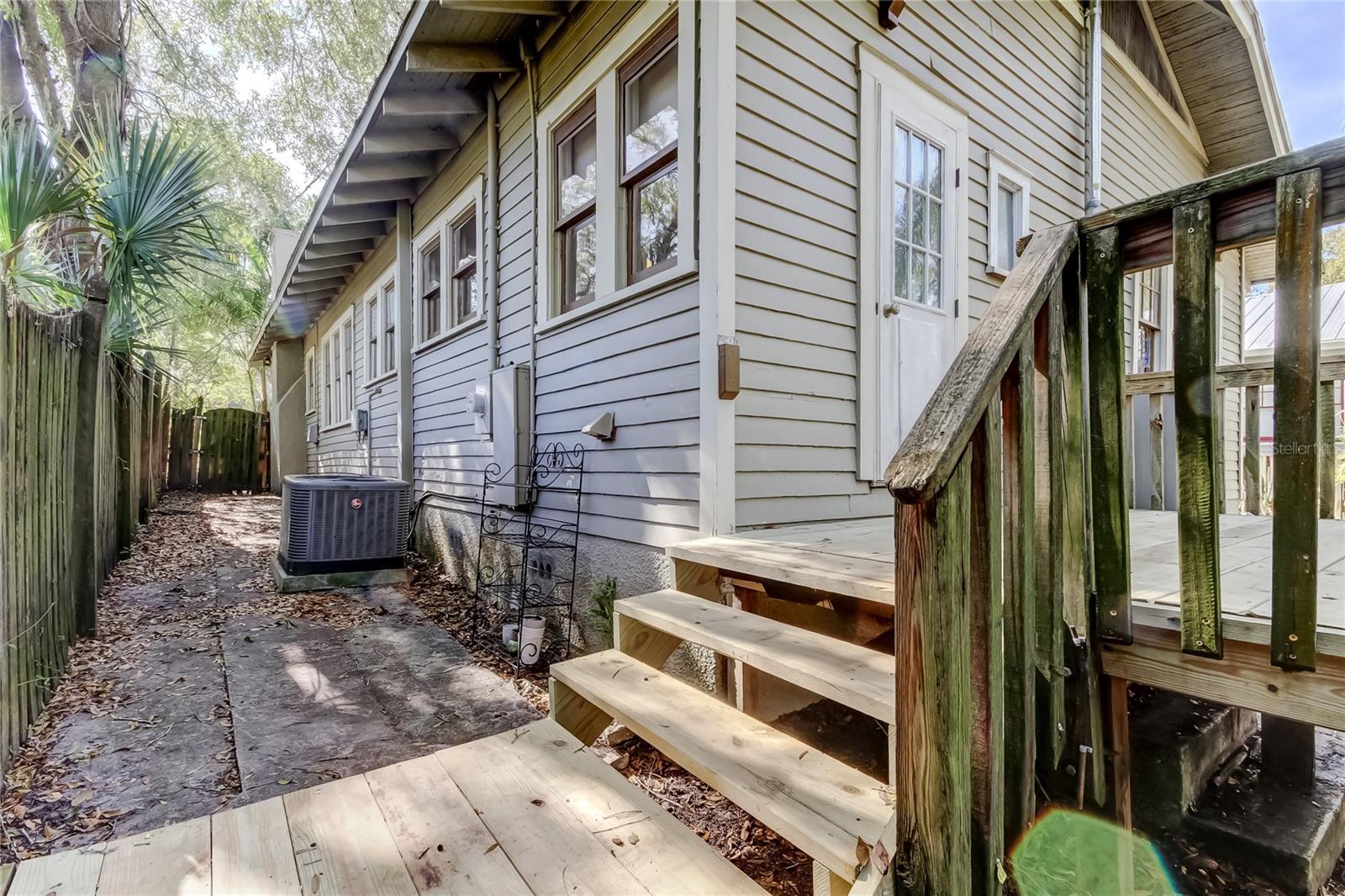 1004 E Crenshaw St Property Photo 3