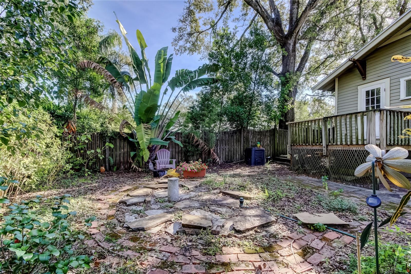 1004 E Crenshaw St Property Photo 6