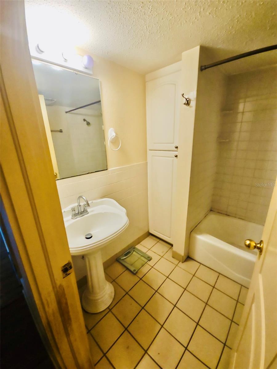 14 Hamilton Heath Dr #b Property Photo 16