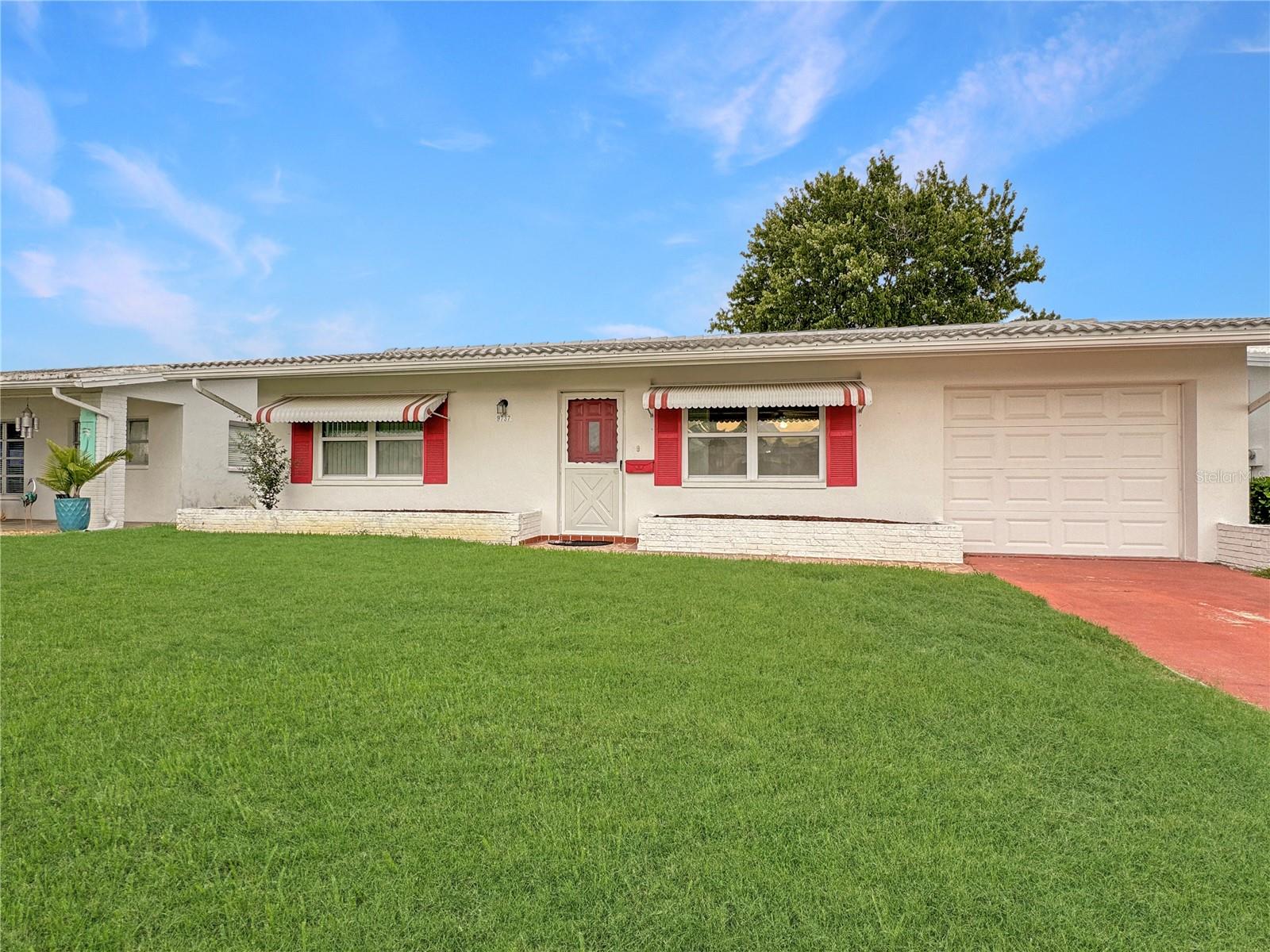 9737 36th Way N Property Photo 3