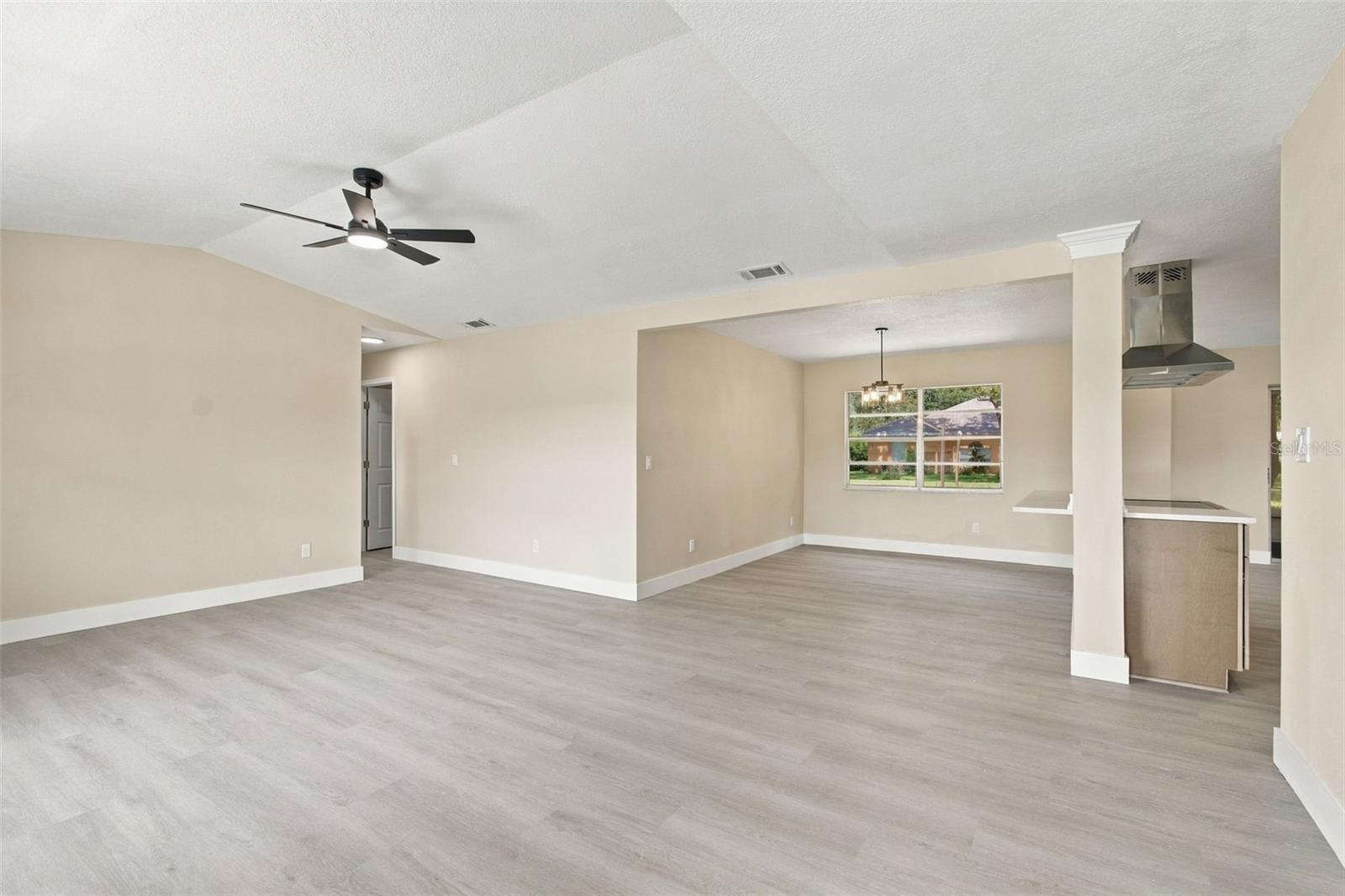 9007 Spring Hill Dr Property Photo 3