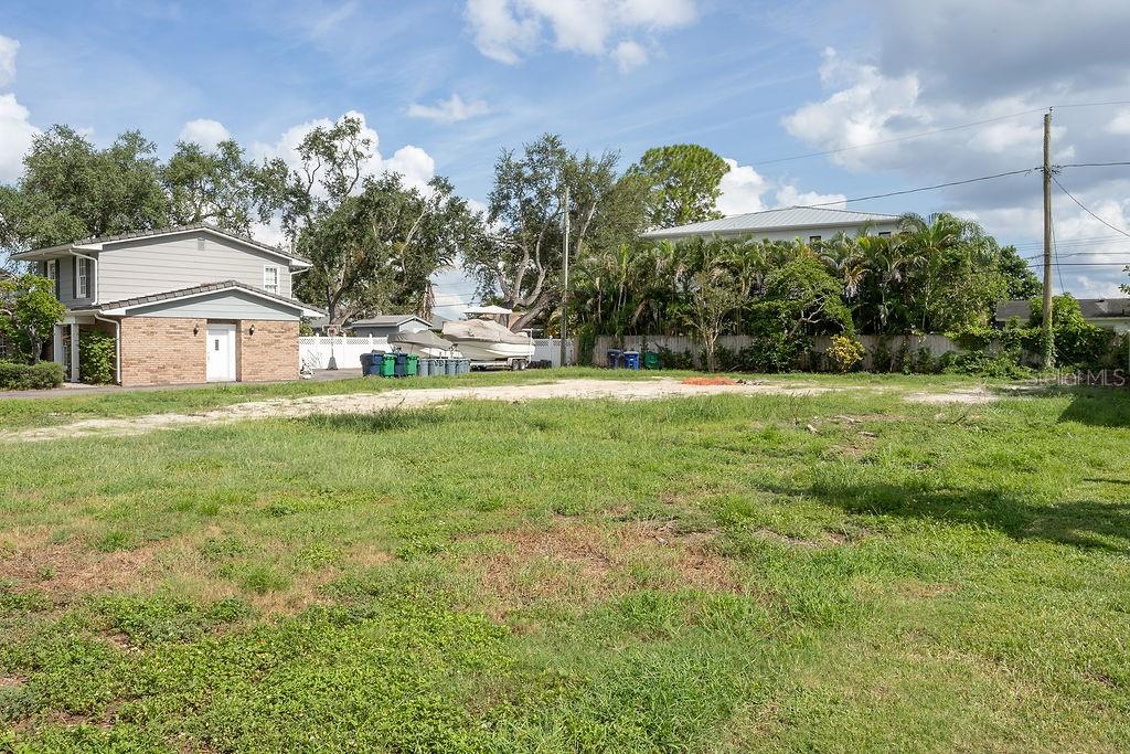 621 Hudson Ave Property Photo 4