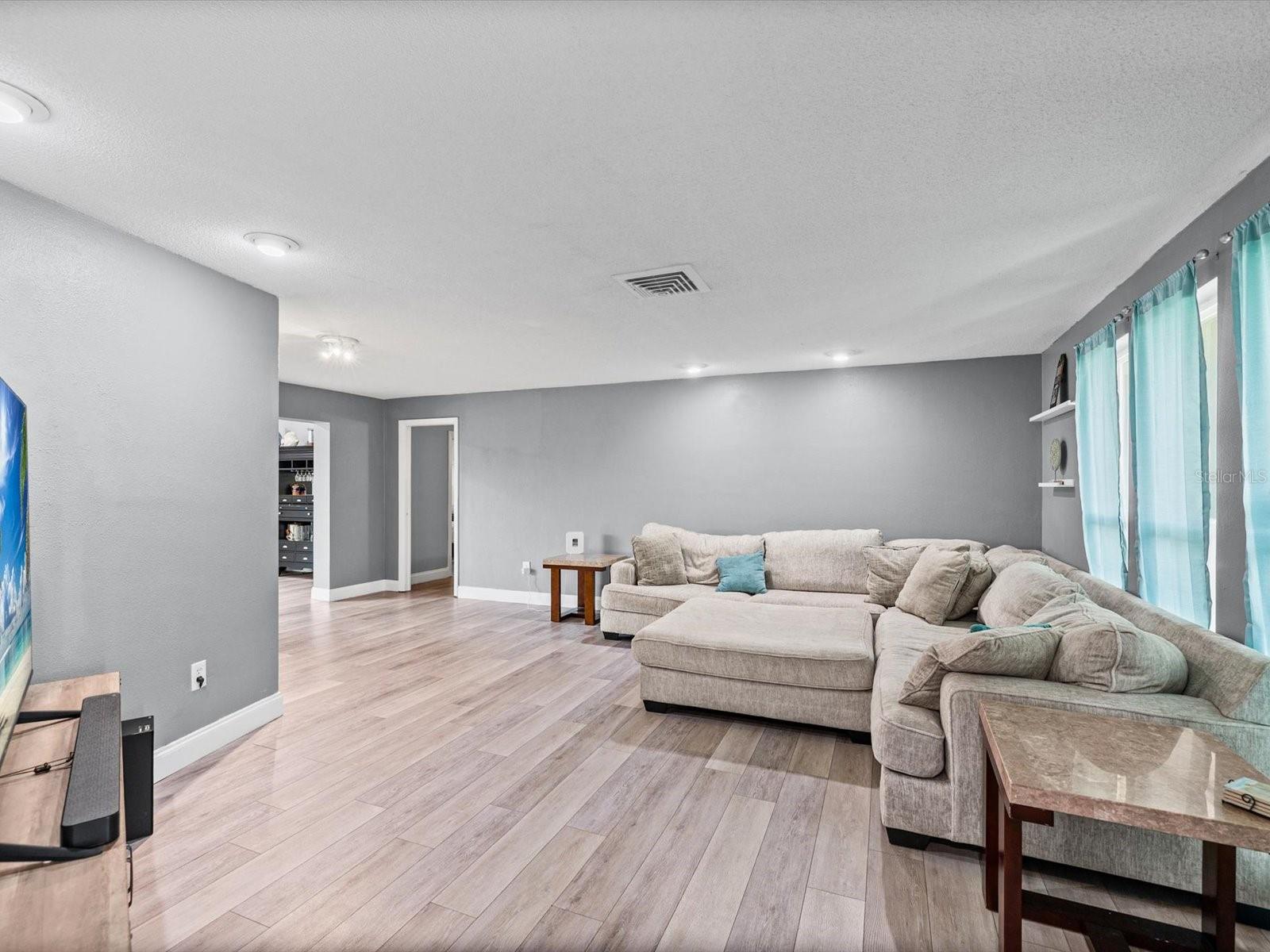 9633 Portside Dr Property Photo 8