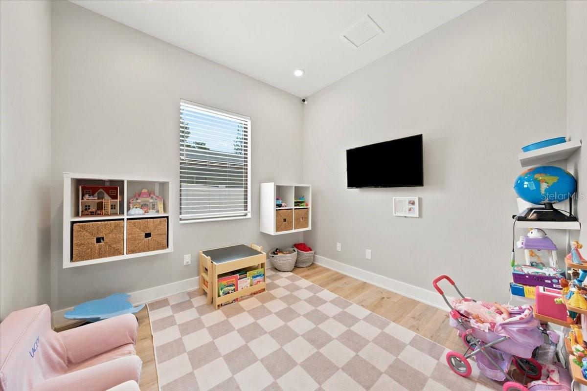 3011 W North B St Property Photo 11