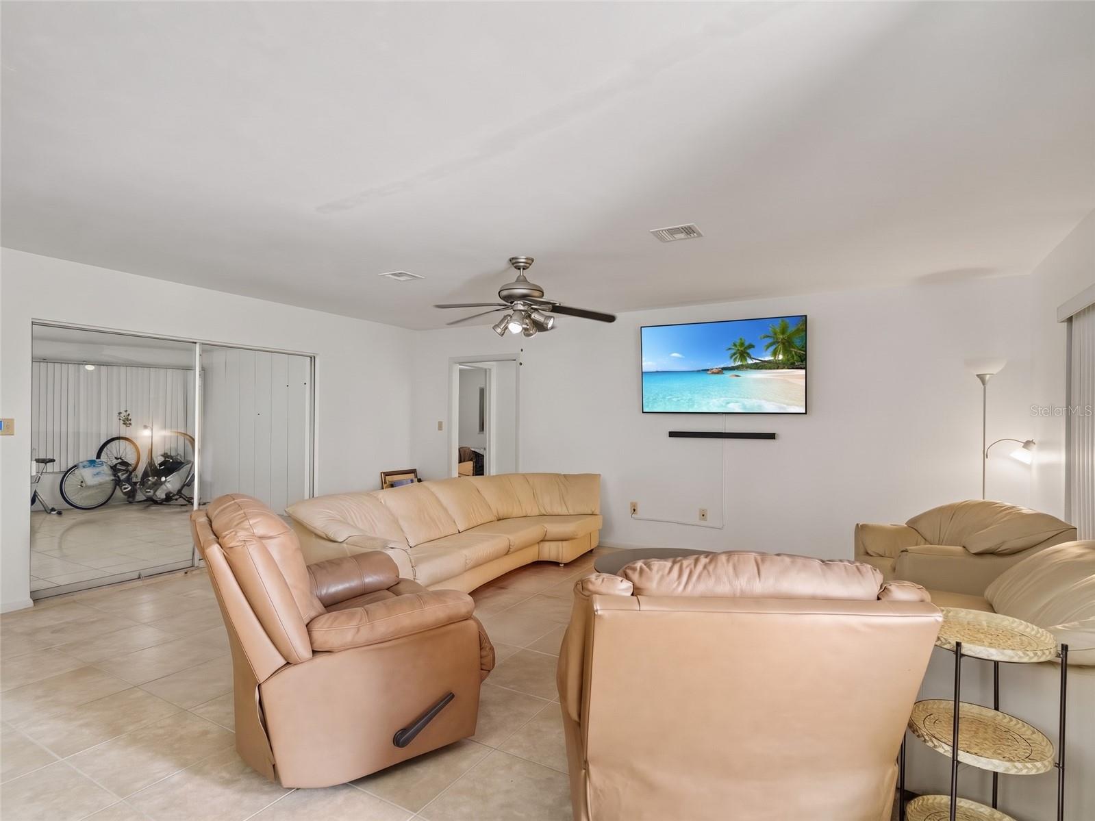 562 E Tarpon Blvd Nw Property Photo 3