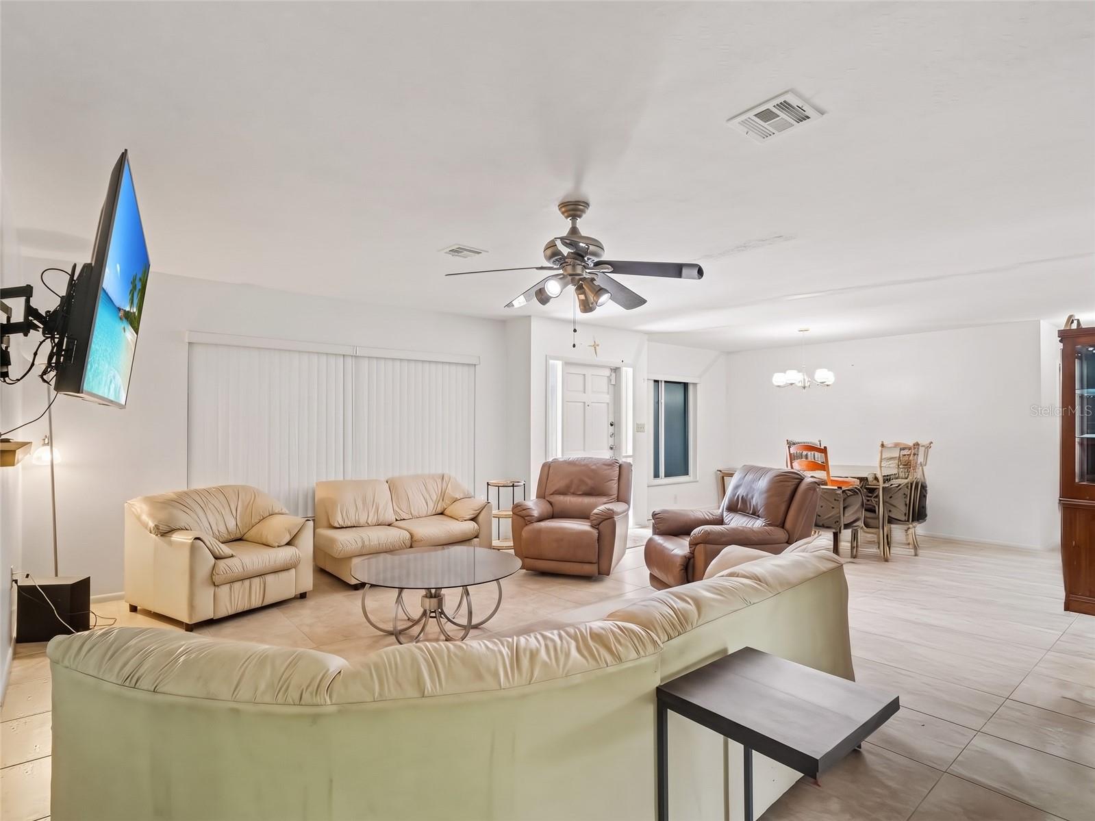 562 E Tarpon Blvd Nw Property Photo 4