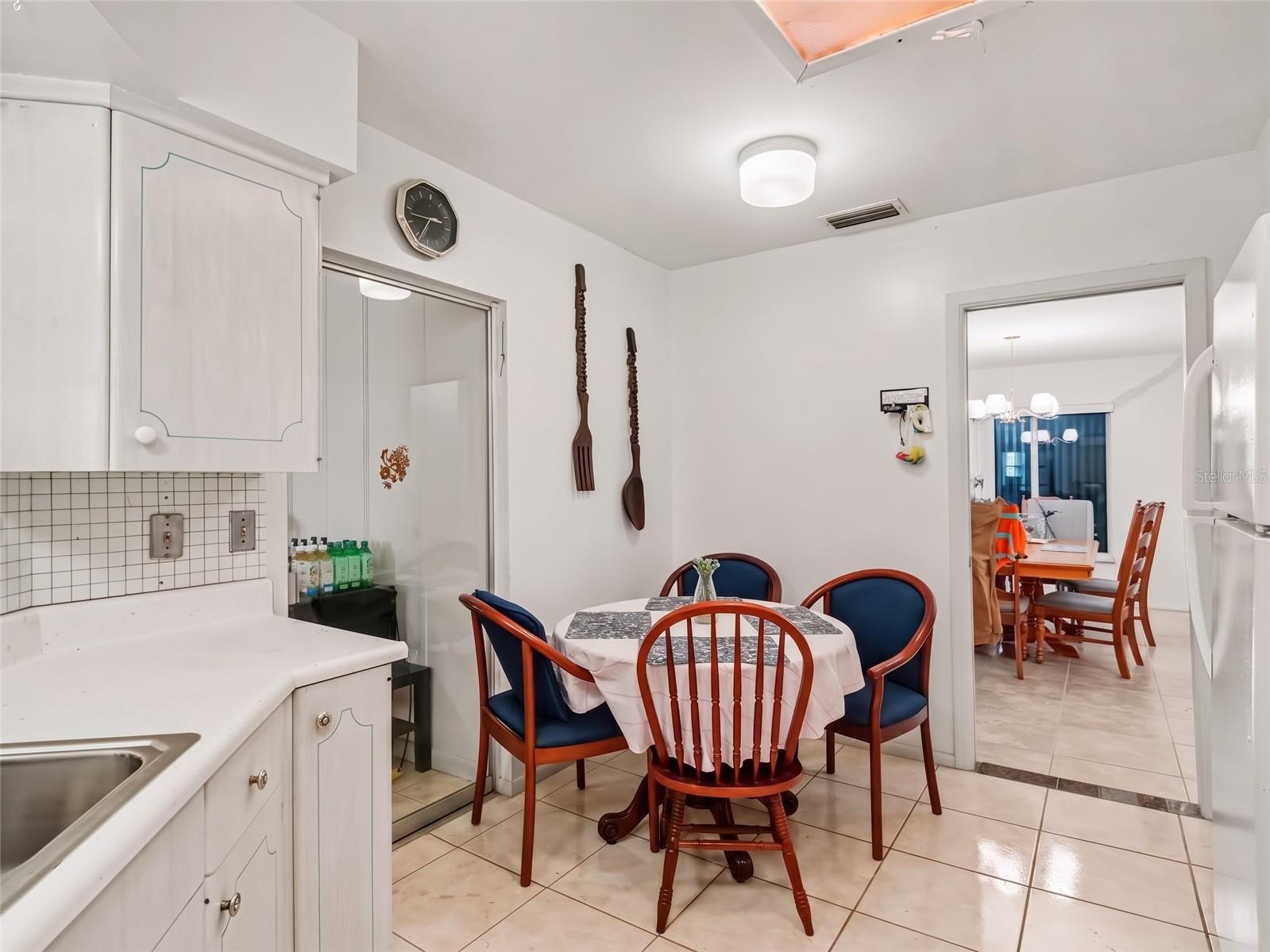562 E Tarpon Blvd Nw Property Photo 5