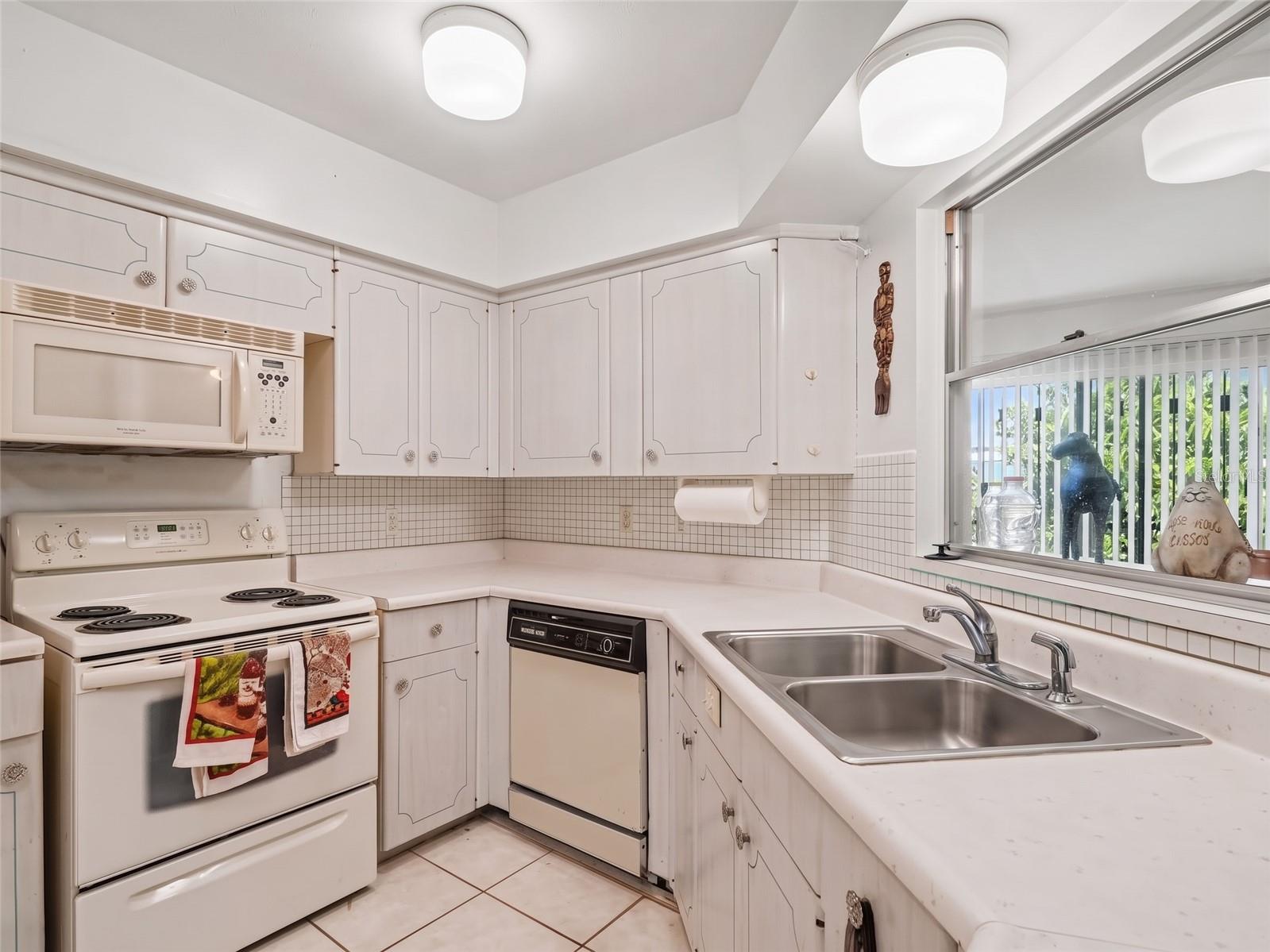 562 E Tarpon Blvd Nw Property Photo 6